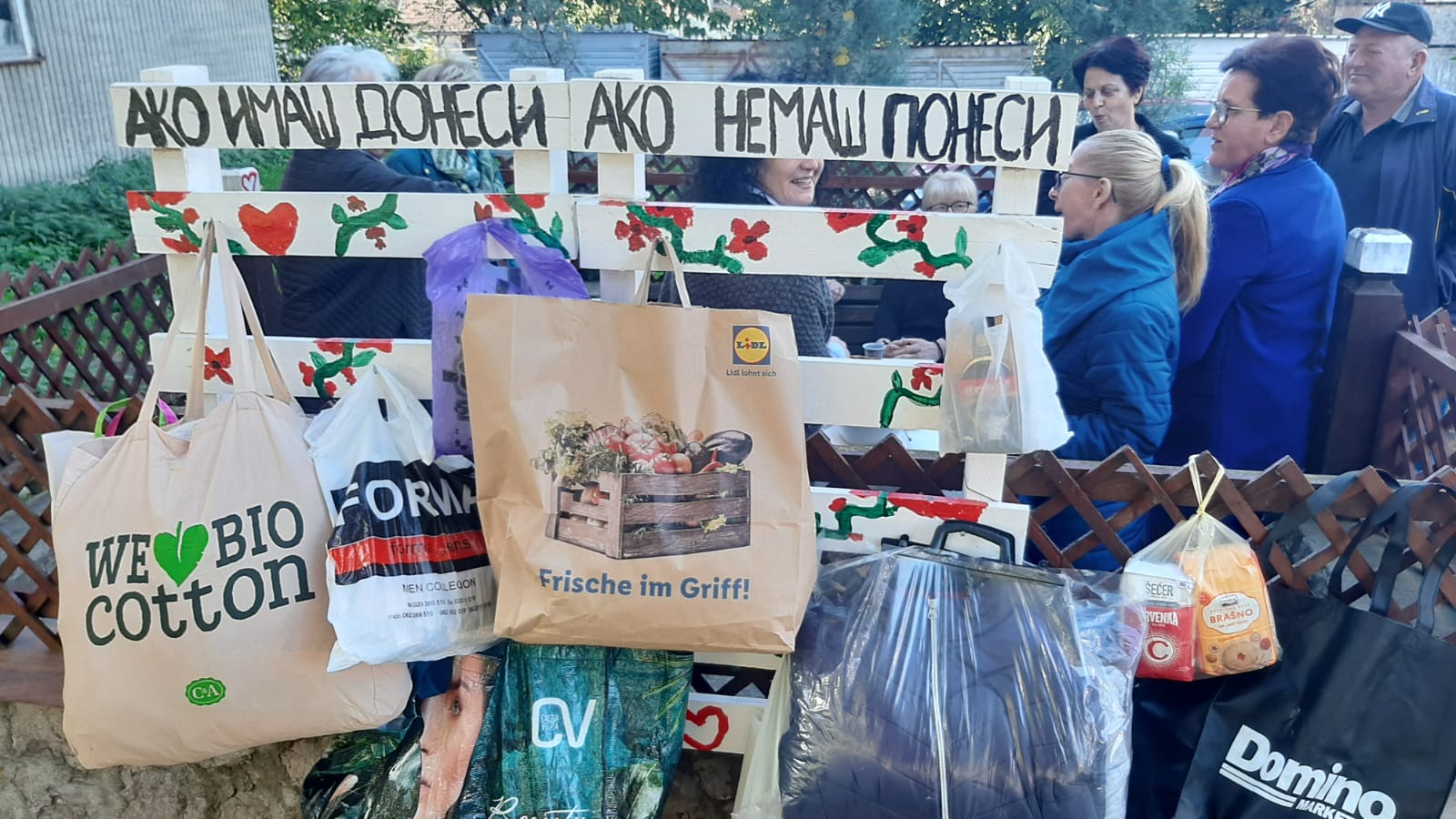 Ako imaš donesi, ako nemaš - ponesi: Predivan humani gest ispred jedne zgrade u Topoli, ideju pokrenula Svetlana a svi su je odmah sa oduševljenjem prihvatili (FOTO)