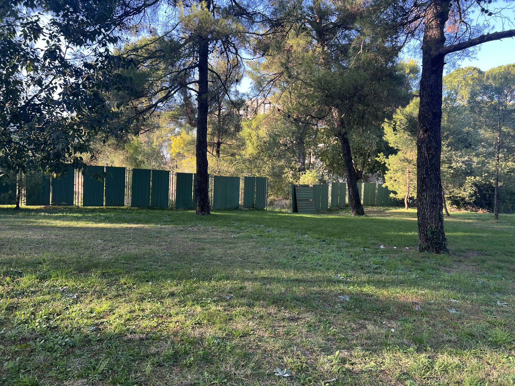 Ograđena je ogradom visokom dva metra, skoro je nemoguće u nju slučajno upasti: Ovo je rupa u kojoj je pronađeno telo mlađe žene u Podgorici, naložena obdukcija (FOTO)