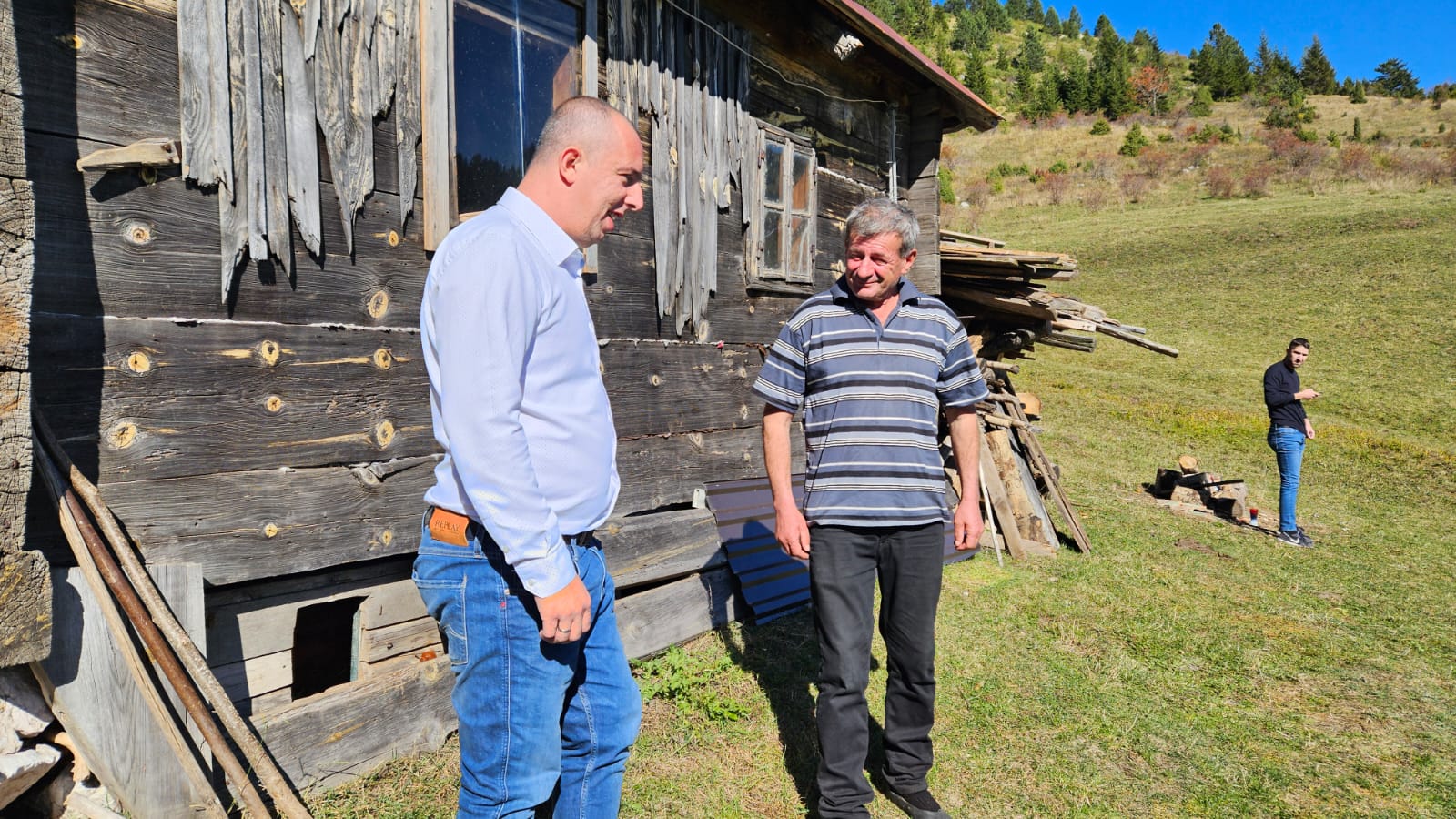 Vukovi dođu do vrata, ja upalim svetlo pa oni pobegnu: Blažo iz Koprivne kod Prijepolja jedini stalni stanovnik na 1500 nadmorske visine, vredni planinac ne napušta ognjište i bavi se stočarstvom (FOTO)