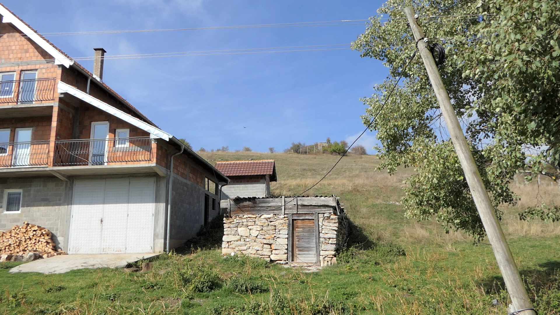 Meštani imaju veliki problem sa strujom i stubovima koji trunu/ Foto: RINA