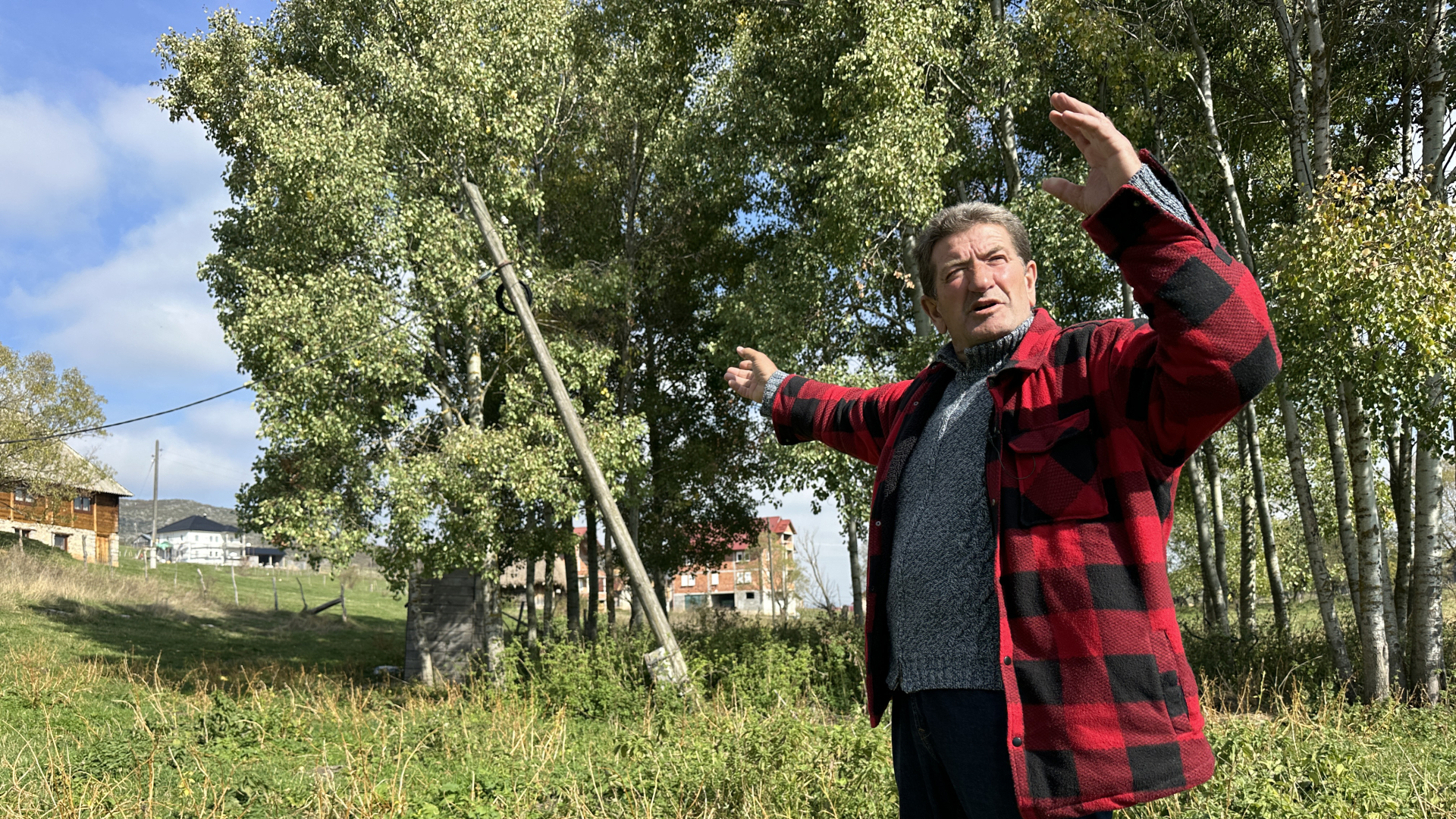 Meštani imaju veliki problem sa strujom i stubovima koji trunu/ Foto: RINA