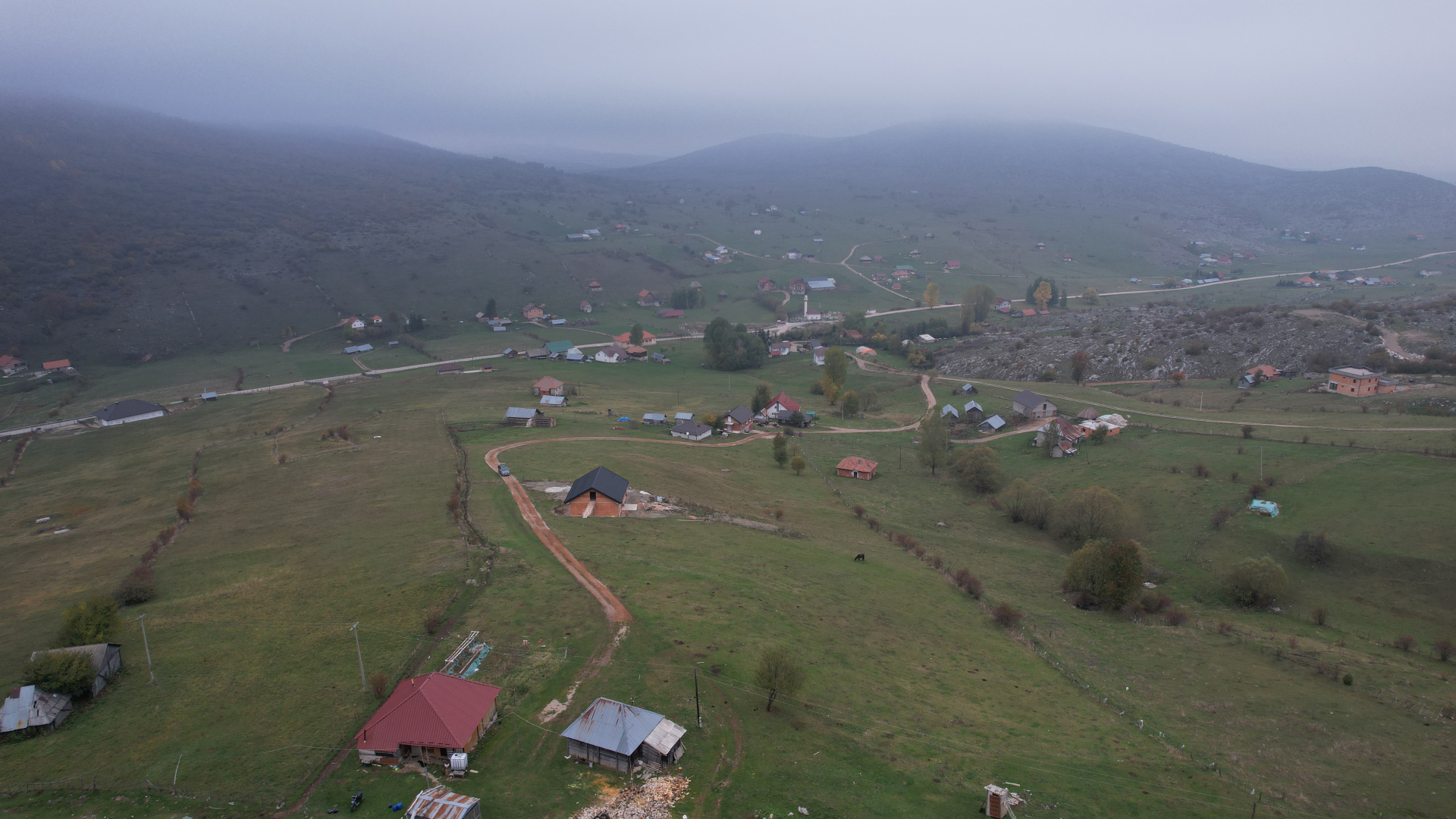 Meštani imaju veliki problem sa strujom i stubovima koji trunu/ Foto: RINA