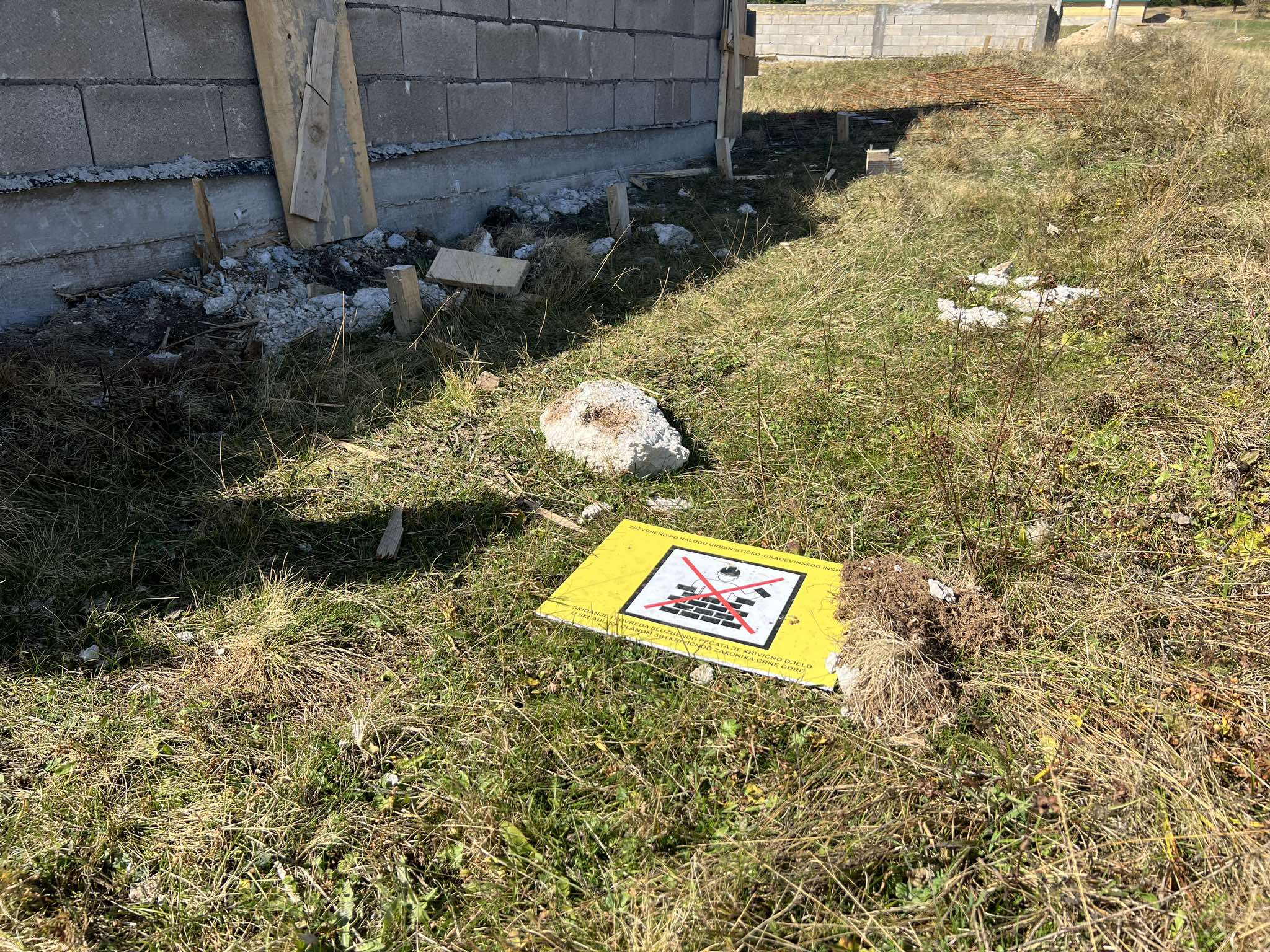 Haos na Žabljaku, nelegalni objekti niču kao pečurke posle kiše: Meštani očajni i kažu - od prelepog mesta bahati pojedinci nam prave ruglo, skidaju table sa zabranama i nastavljaju da grade (FOTO)