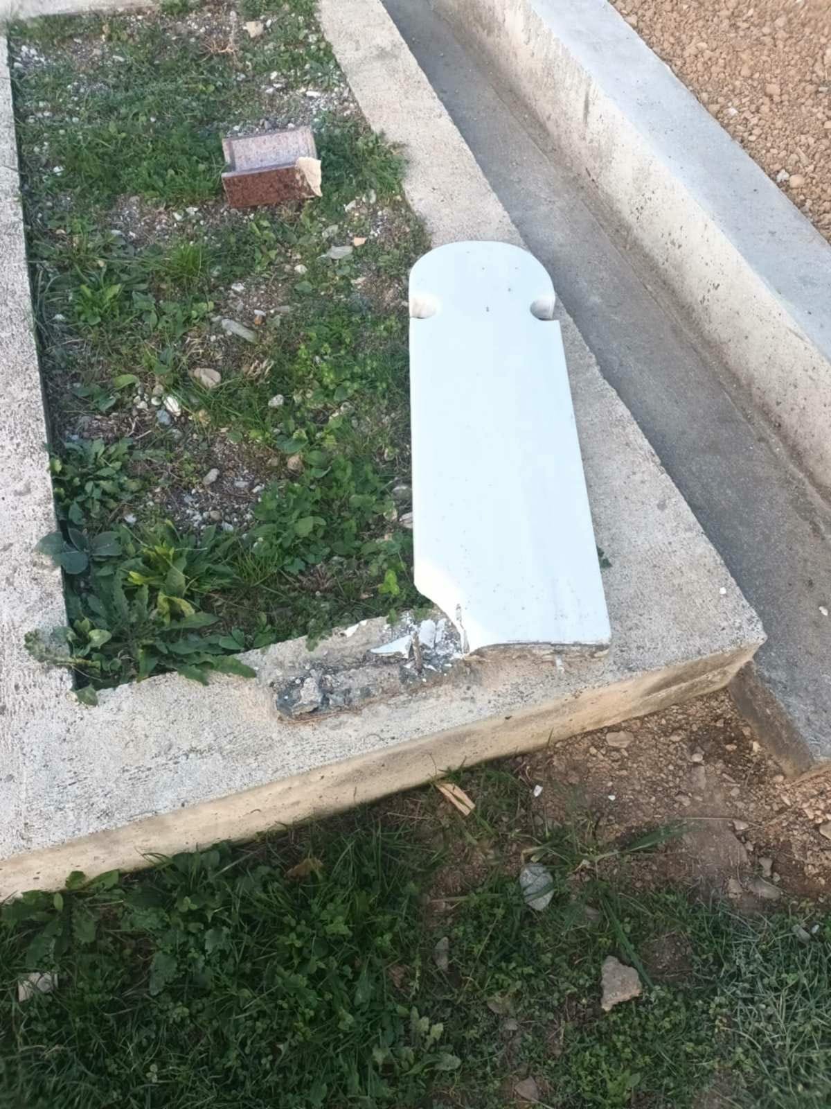 Užasan vandalizam kod Brodareva, nepoznati počinioci upali na islamsko groblje: Oštećeni nadgrobni spomenici, polupana stakla (FOTO)