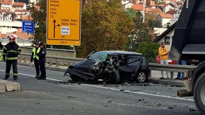 Podleteo pod kiper, skoro potpuno smrskano vozilo: Teška saobraćajna nezgoda kod Užica, ima povređenih (FOTO)