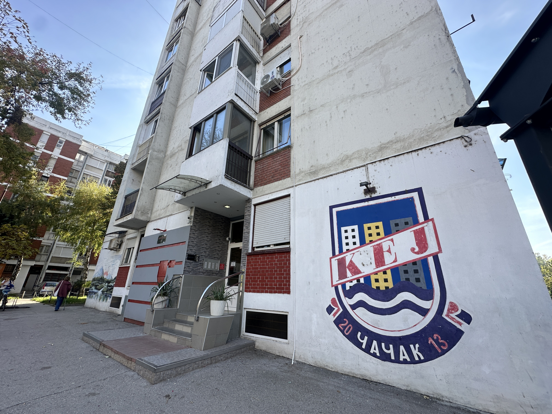 Nezapamćen slučaj u Čačku: Nekoliko desetina stanara solitera ostalo bez grejenja zbog jedne komšinice, ona ne dozvoljava ekipama da uđu u njen stan i otklone kvar (FOTO)