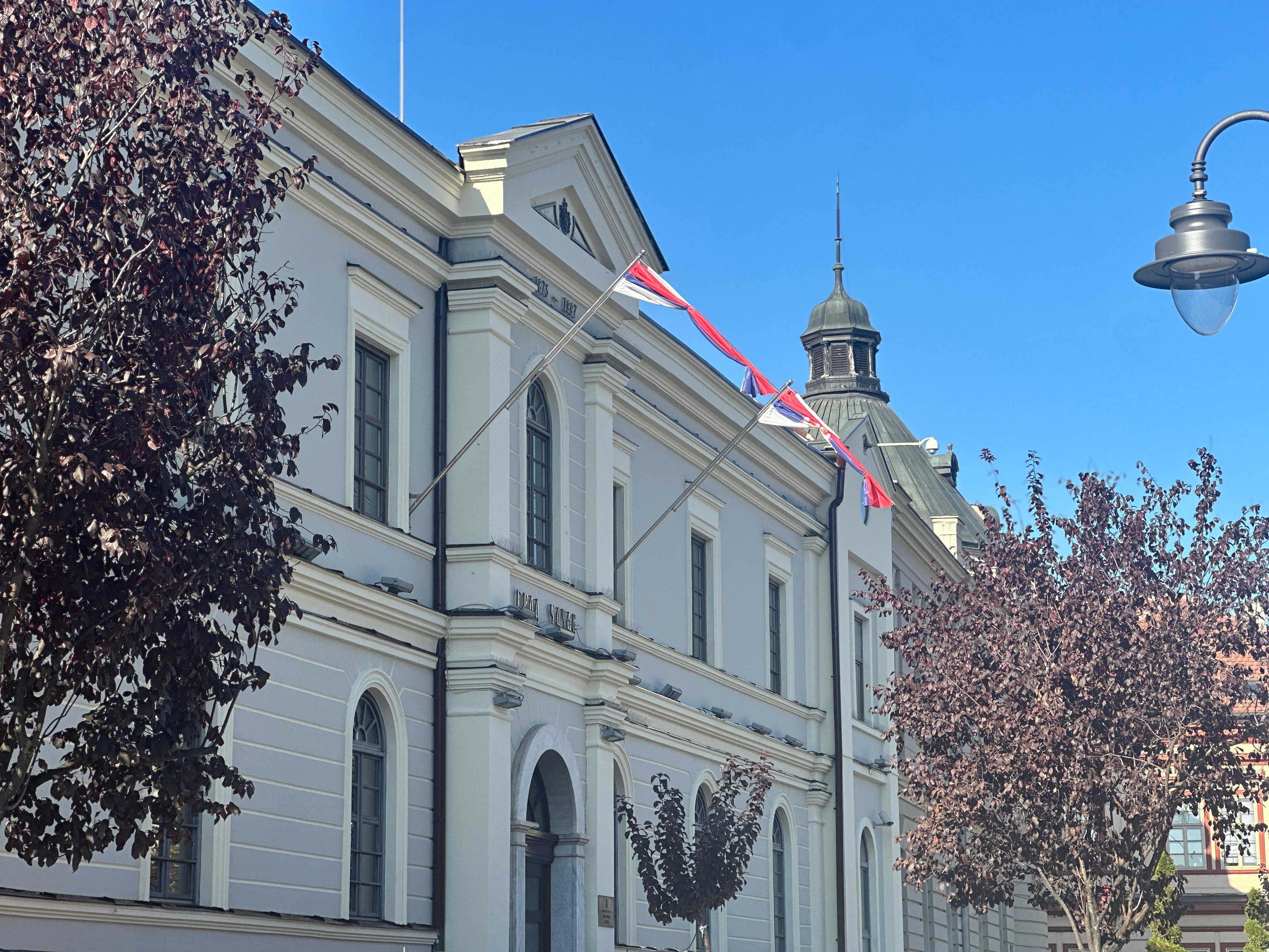 Zastave na pola koplja u centru Čačka, koncerti otkazani u Novom Pazaru: Srbija tuguje zbog nezapamćene tragedije koja se dogodila u Novom Sadu 