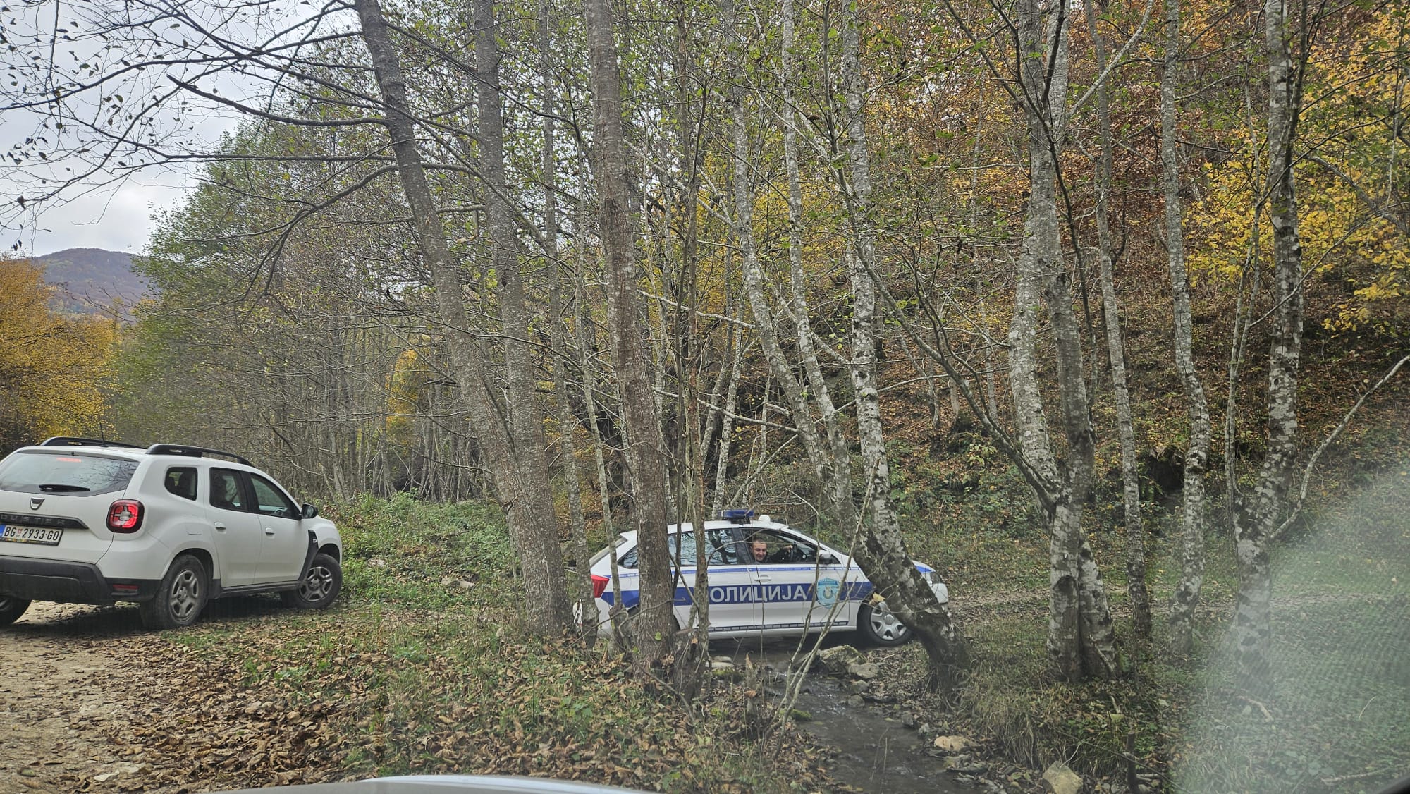 Veliki broj policajaca u selu Ivezići / foto: RINA