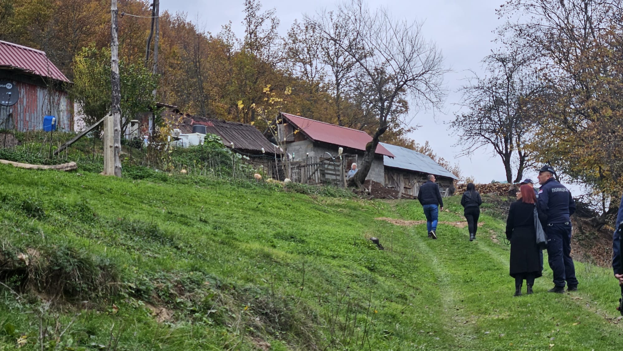 Ušao u kuću i tražio rakiju, popio i otišao: Meštanka Ivezića otkriva detalje susreta sa odbeglim ubicom, specijalci obezbeđuju lice mesta (FOTO)