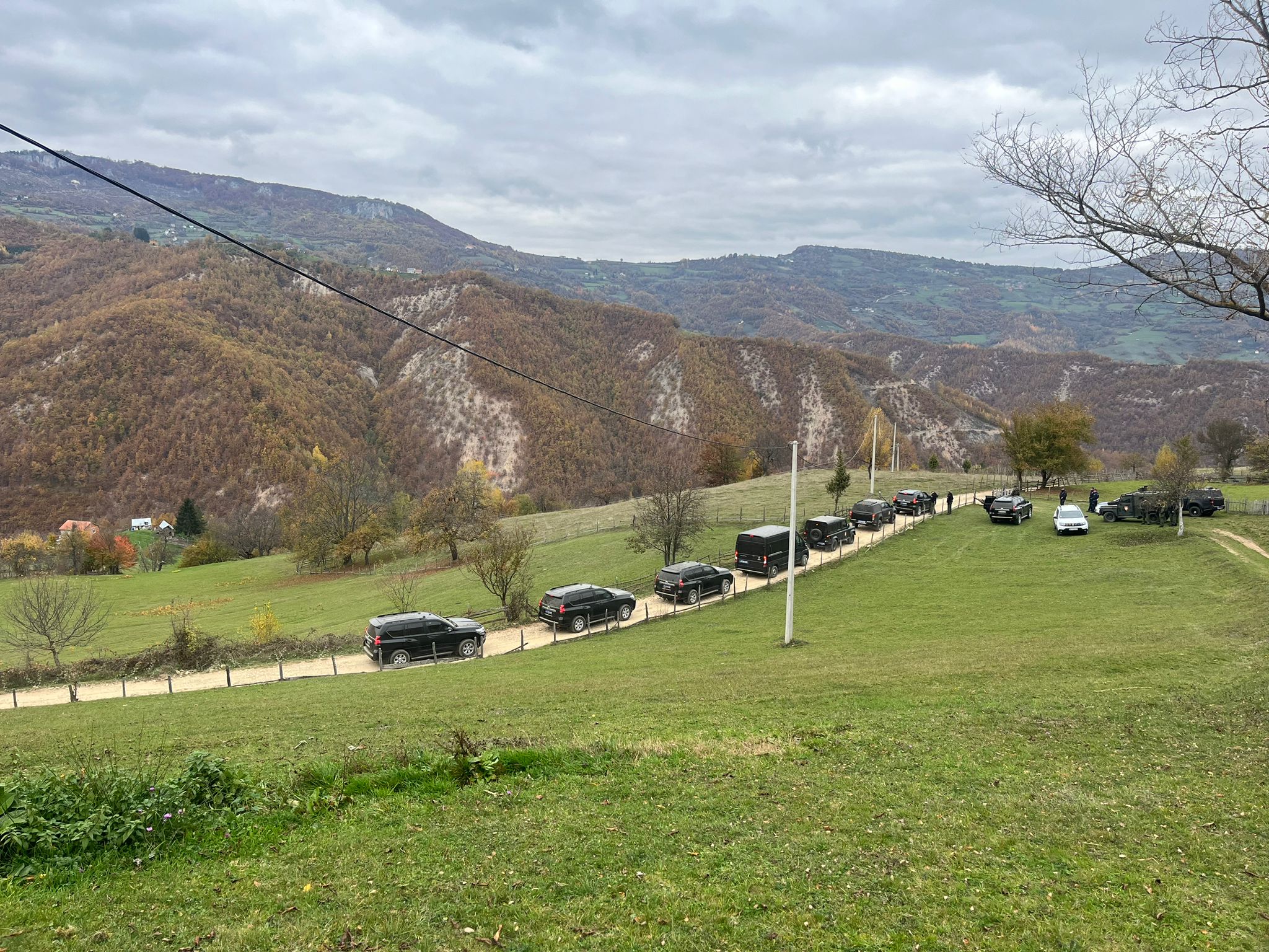 Veliki broj policajaca u selu Ivezići / foto: RINA