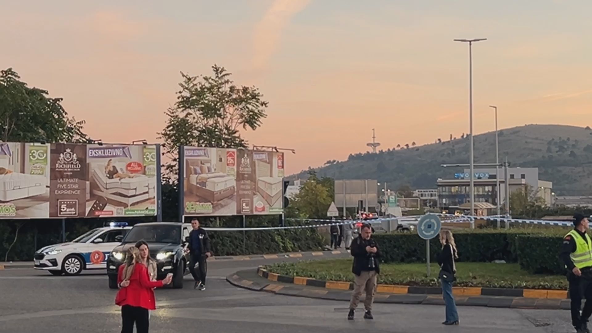 Trojica su izašla i počela da pucaju, umrli smo od straha: Ovo je kružni tok na kom je ubijeno dvoje ljudi u Podgorici usred bela dana, bmw izrešetan a u njega udario džip (FOTO)(VIDEO) 
