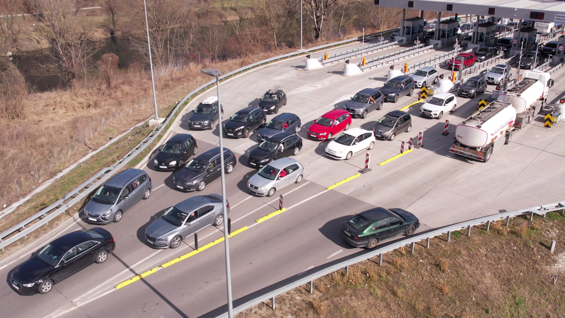 Velike saobraćajne gužve na naplatnoj stanici u Pakovraću / foto: RINA