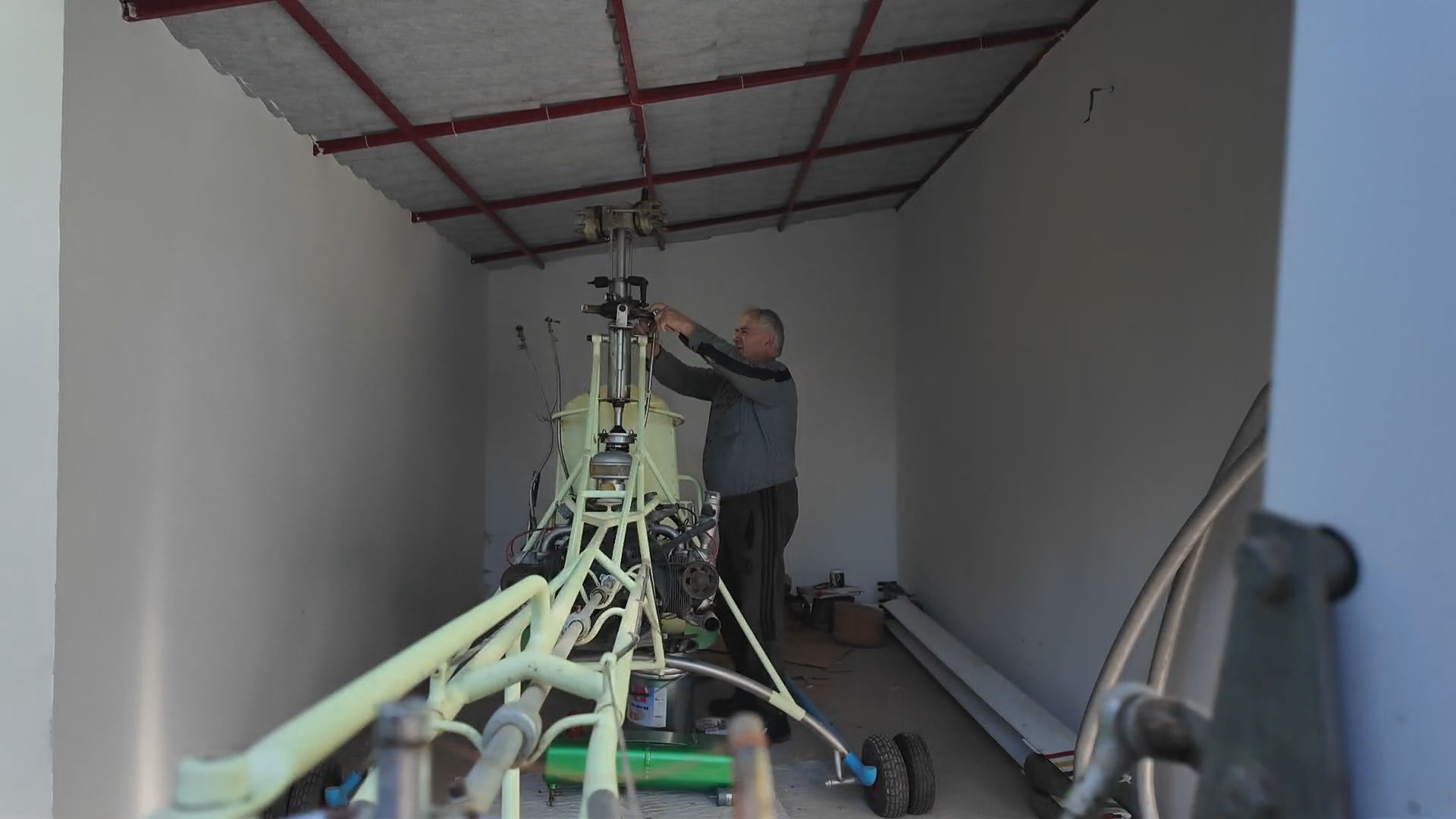 Srbin za Ginisa: Ljubiša iz Ražnja sam je napravio helikopter, na njemu radi iz hobija dvadeset punih godina i još malo je gotov - ovaj vešti majstor ima preko 100 zanata u rukama (FOTO)