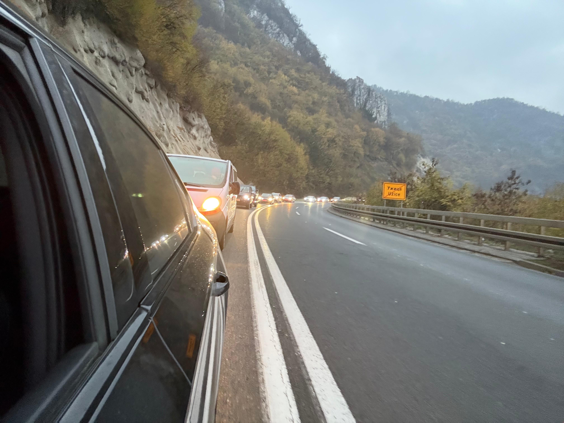 Srbi se vraćaju kućama: Kolaps na putu od Zlatibora ka Beogradu, kolona dugačka nekoliko kilometara a čeka se skoro sat vremena - vozači polako gube strpljenje/ Foto: RINA