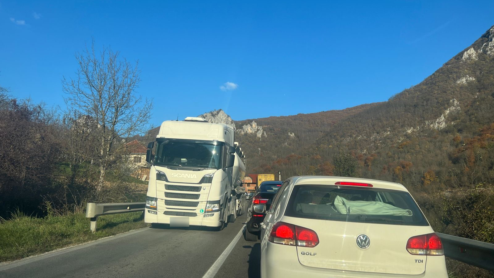 Krenuo da pretiče kilometarsku kolonu na granici pa mu u susret došla policija: Kolaps u saobraćaju  i incident zbog nesavsnih vozača na prelazu Dobrakovo (FOTO)