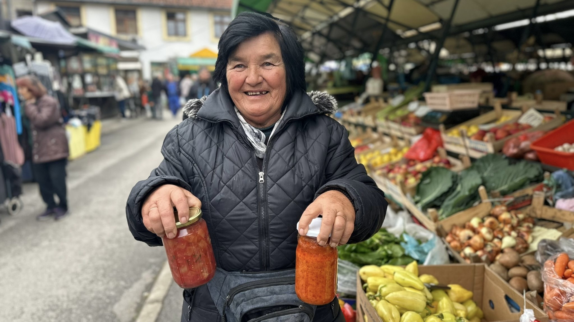 Visoke cene povrća, ali domaćice žure da spreme zimnicu: Turšija je je najtraženiji specijalitet kod Čačanki, najviše se zato prodaju karfiol i zeleni  paradajz (FOTO)