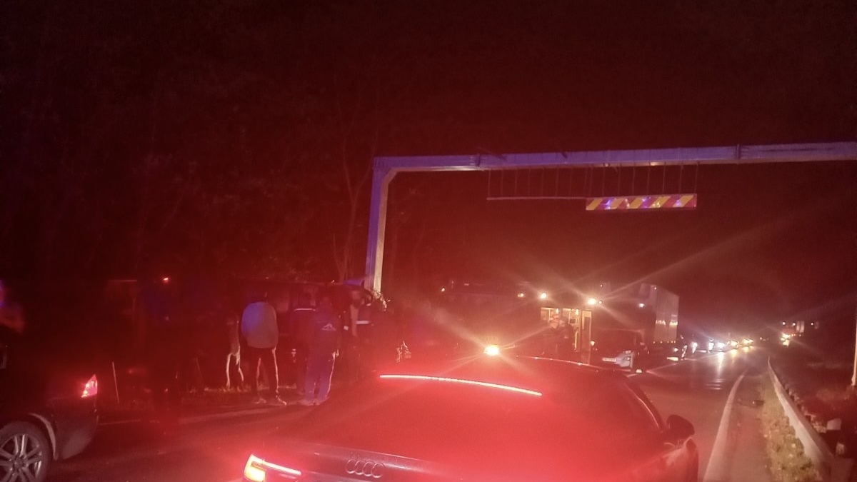 Kamion sleteo sa puta i razvalio zaštitnu ogradu, na terenu i vatrogasci-spasioci: Teška saobraćajna nezgoda u Međuvršju kod Čačka, ima povređenih