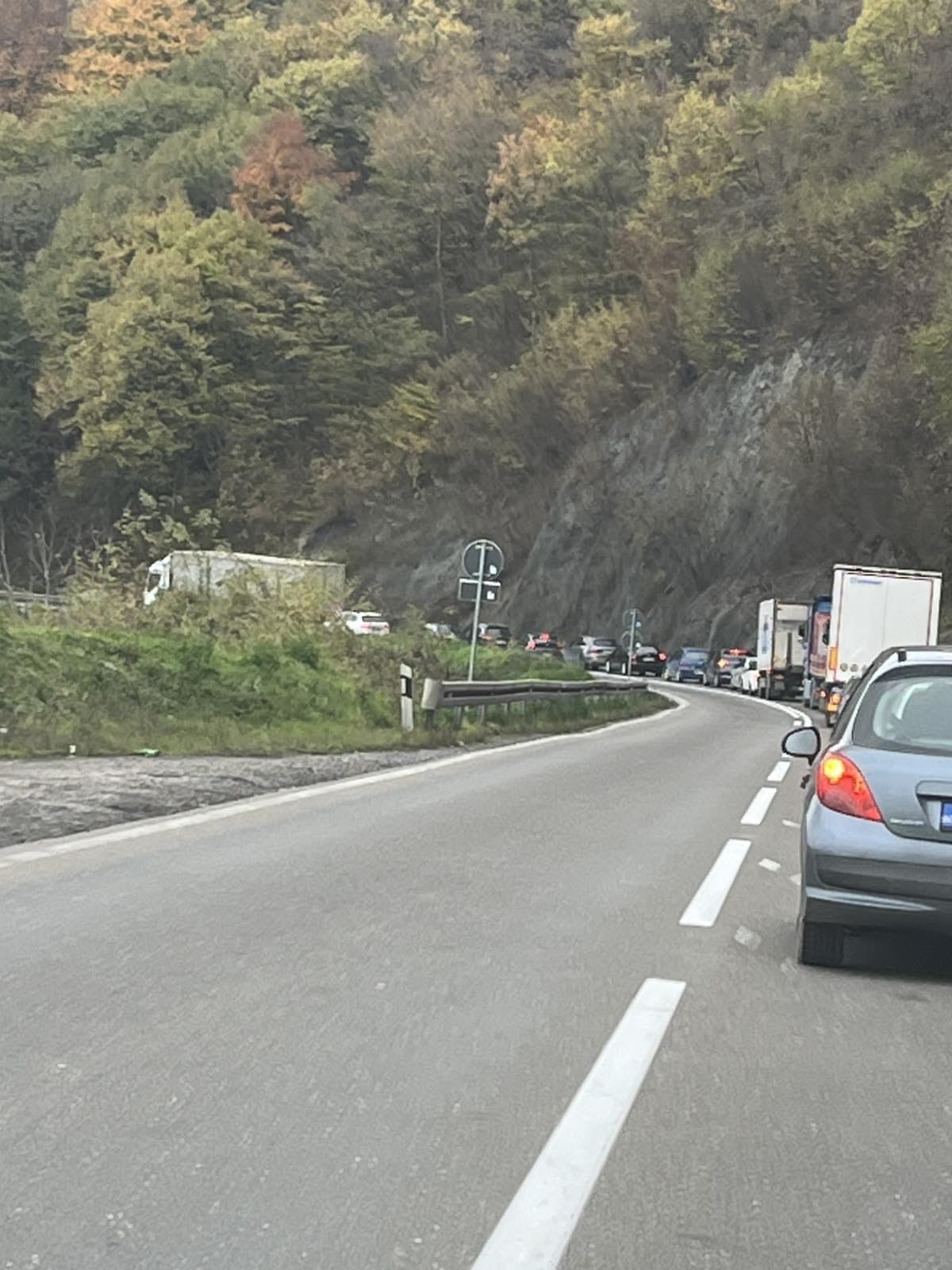 Kolaps na auto-putu i magistrali kod Čačka, formirane dugačke kolone: Izvlači se šleper koji je sinoć sleteo sa puta, zbog toga sve stoji (FOTO)