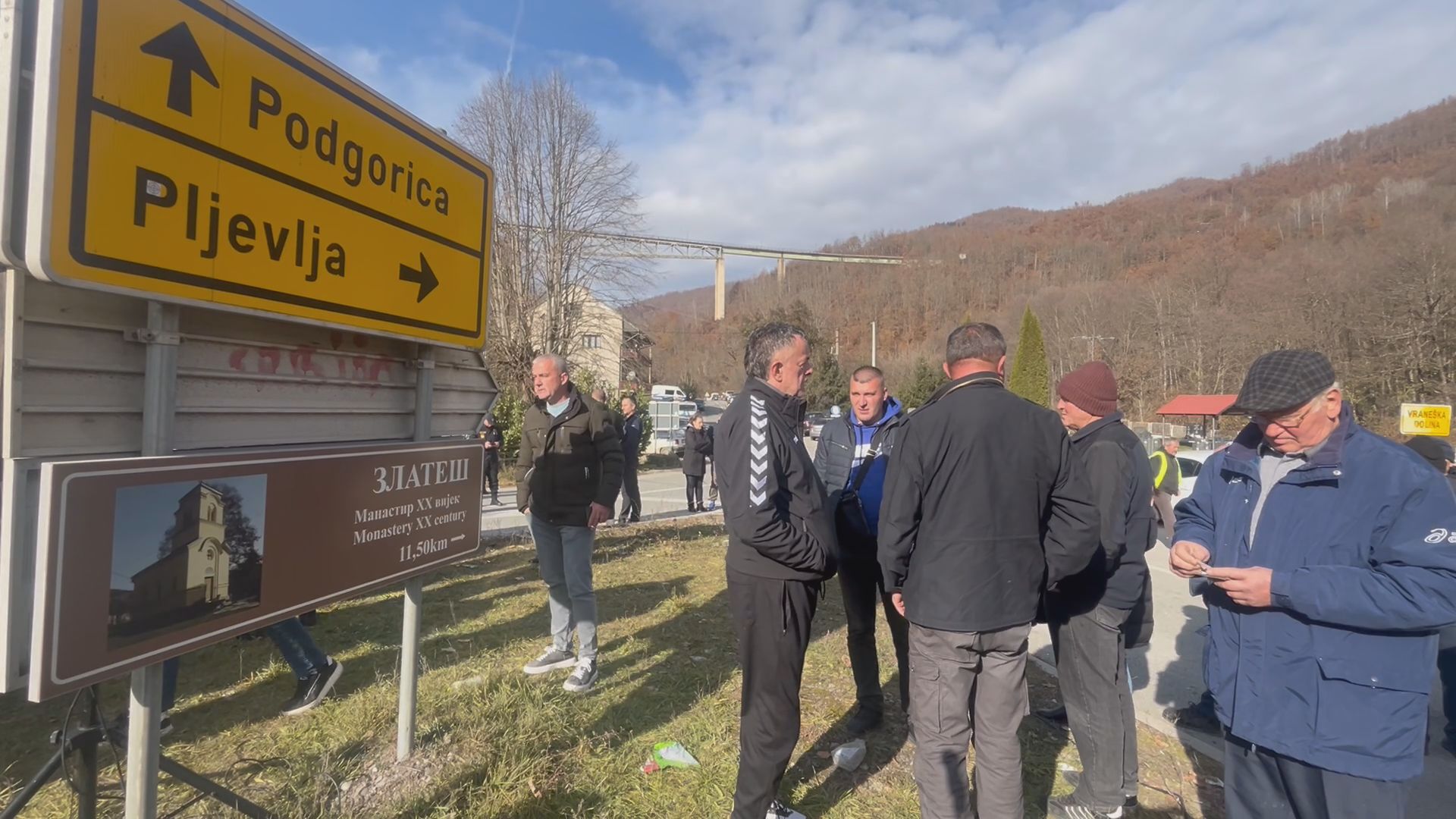 Ubio ih je kao mačke, a svi ćute: Revoltirani meštani Vranške doline blokirali put kod Bijelog Polja, traže hitne ostavke vrha policije zbog orgomnih propusta u vezi sa Alijom Balijagićem (FOTO)(VIDEO)