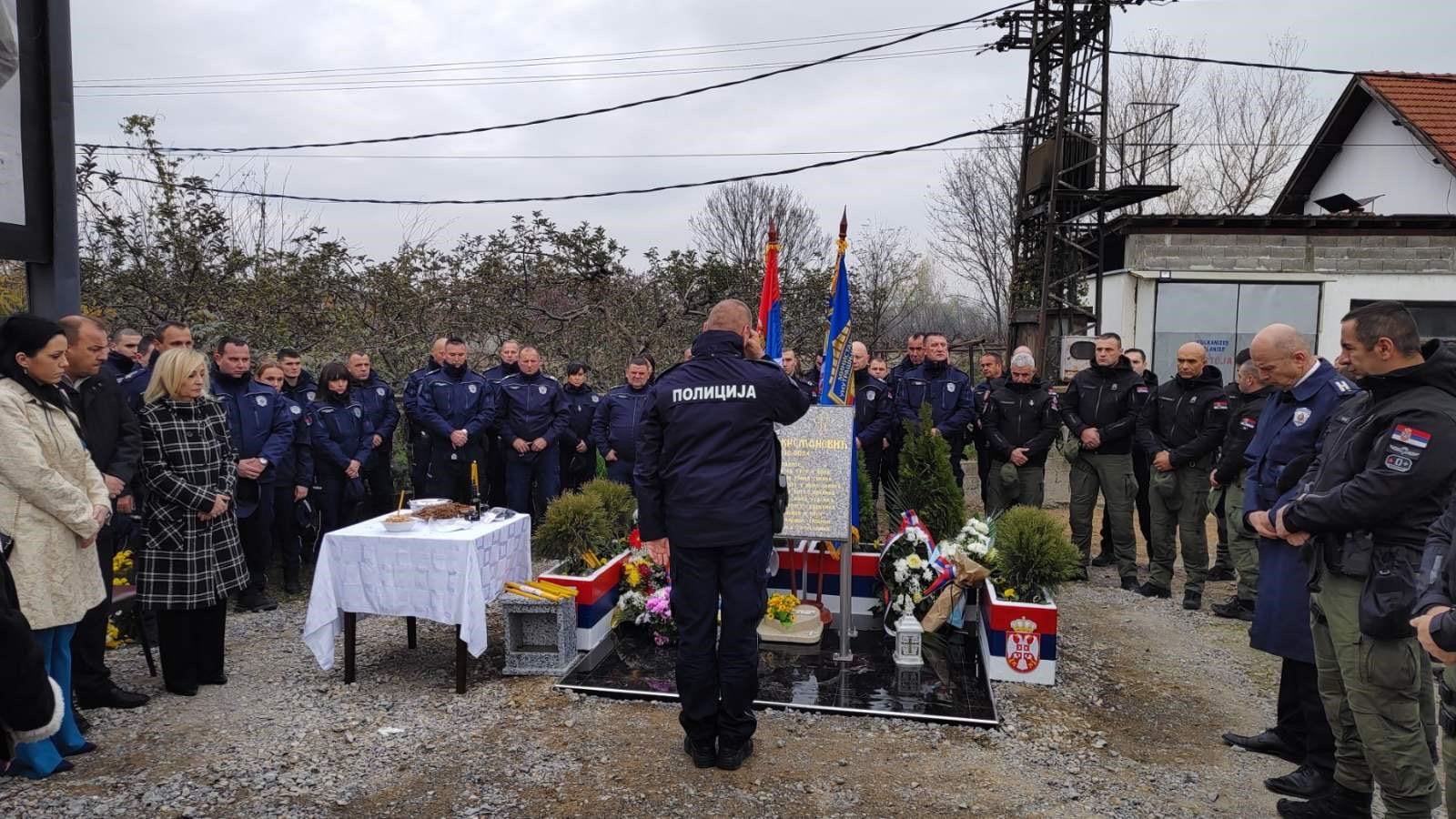 Spomen ploča u čast Nikole Krsmanovića otkrivena u Loznici / foto: RINA