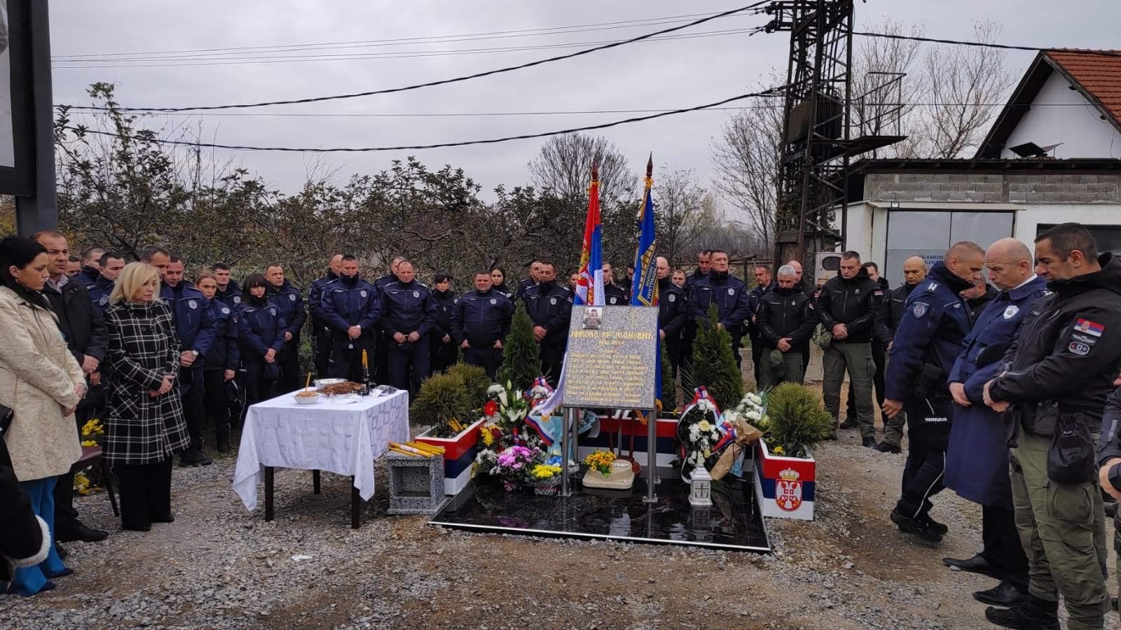 Spomen ploča u čast Nikole Krsmanovića otkrivena u Loznici / foto: RINA
