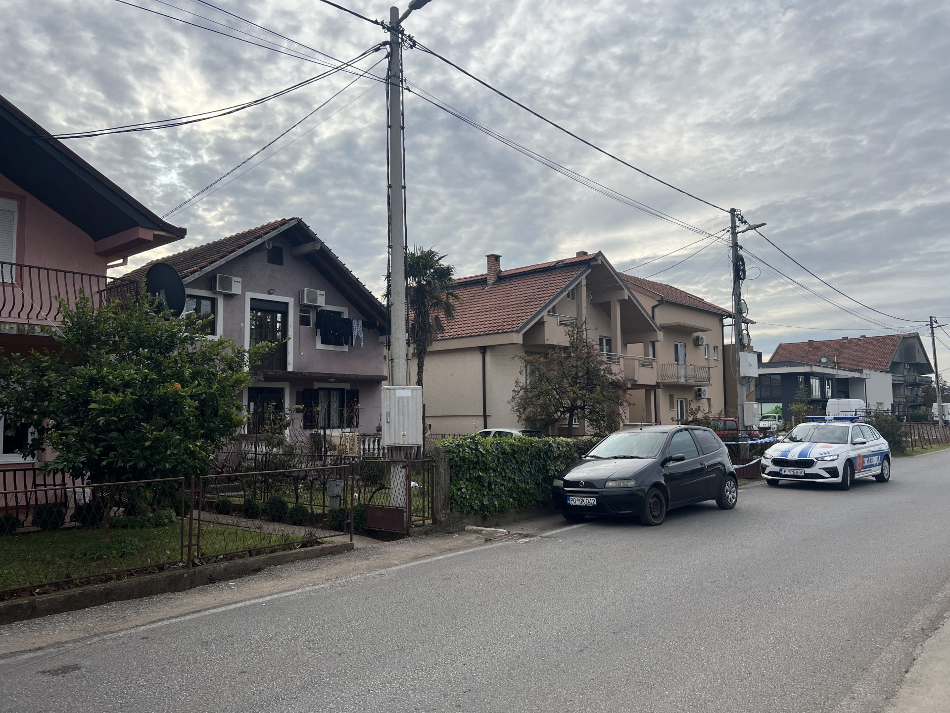 Ovo je kuća ispred koje je ubijena žena u Podgorici: Policijske snage obezbeđuju ovu lokaciju  (FOTO)
