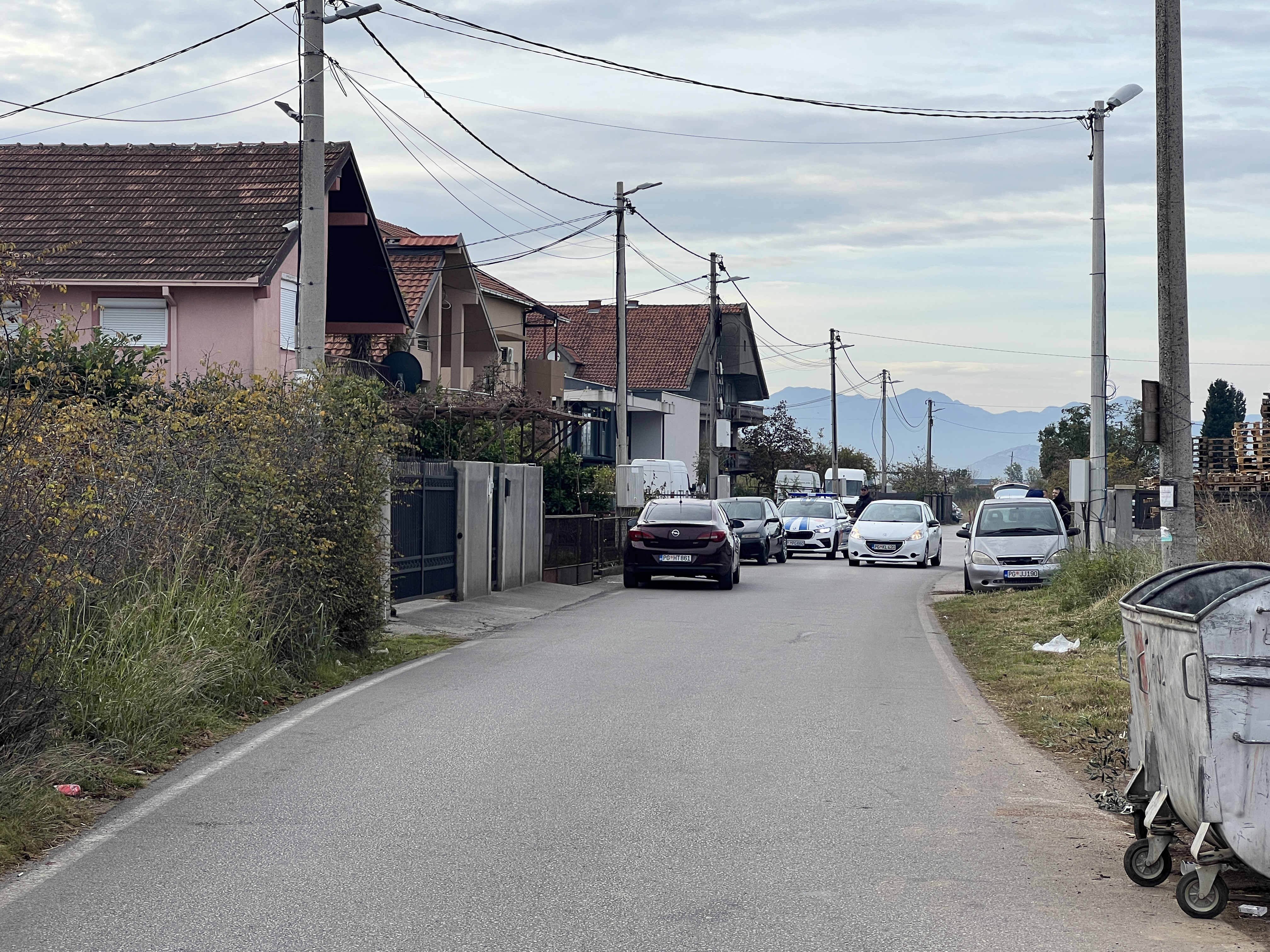 Kuća u naselju Zelenike ispred koje je ubijena 39-nja žena / foto: RINA