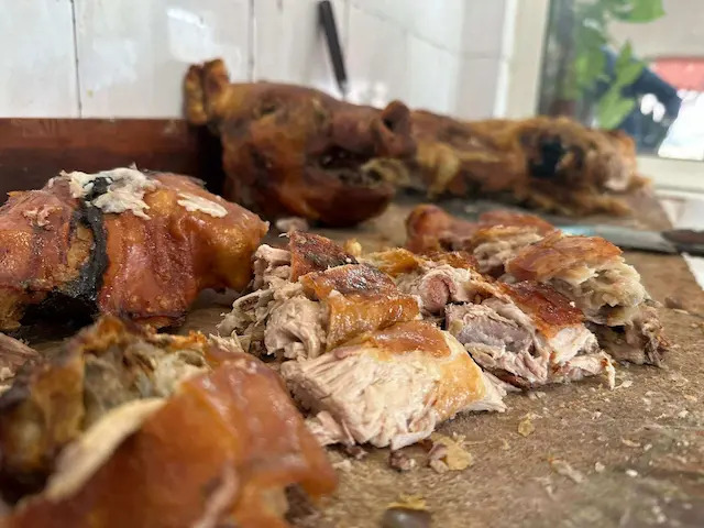Prasetina 2.000. a jagnjetina 2.700 dinara po kilogrami: Čačanski pečenjari u sezoni slava imaju pune ruke posla, trpeza se ne može ni zamisliti bez ovog srpskog specijaliteta (FOTO)