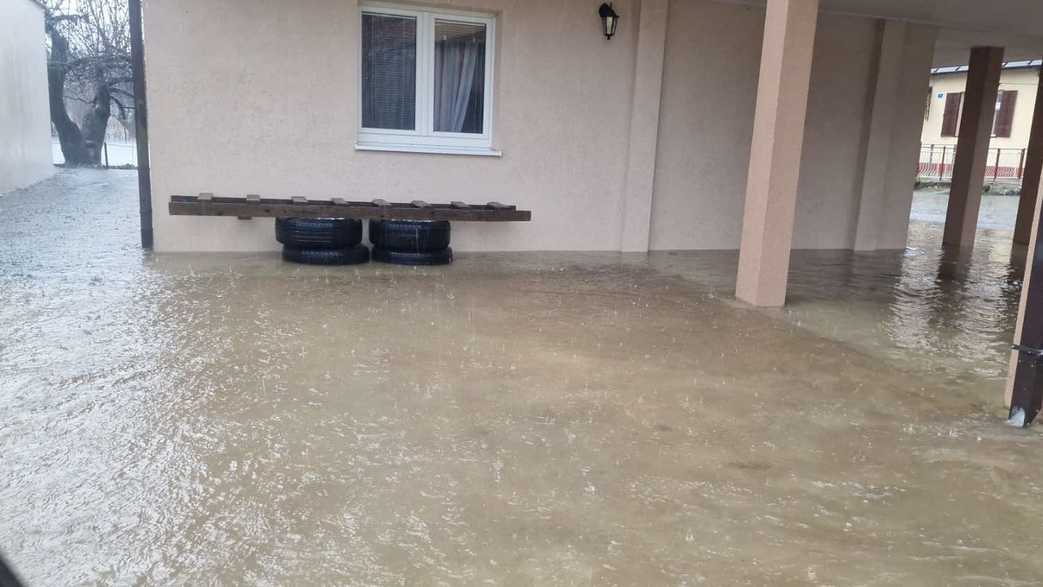 Silovit vetar obara objekte i nosi krovove, voda se izlila i preti da poplavi kuće: Nevreme pravi haos na Cetinju i Žabljaku, na terenu sve raspoložive vatrogasno-spasilačke jedinice (FOTO)