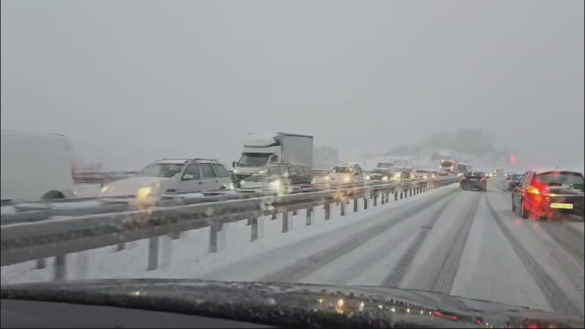 Jaka mećava na auto-putu Miloš Veliki, vozila čekaju u dugačkoj koloni: Sneg se ne šali na teritoriji Zapadne Srbije (FOTO)(VIDEO)