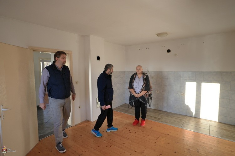 Nisu sami u velikoj nevolji: Majci šestoro dece u požaru izgorela kuća, grad za Jovanu i njenu porodicu obezebedio privremeni smeštaj i pomoć