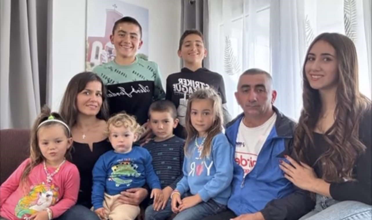 Ako radim u štali, ne znači da ne volim da se sredim: Tamara je majka sedmoro zlatne dece i žena zmaj, radi teške poslove na njivi i postala hit na društvenim mrežama - ovo je njena priča (FOTO)