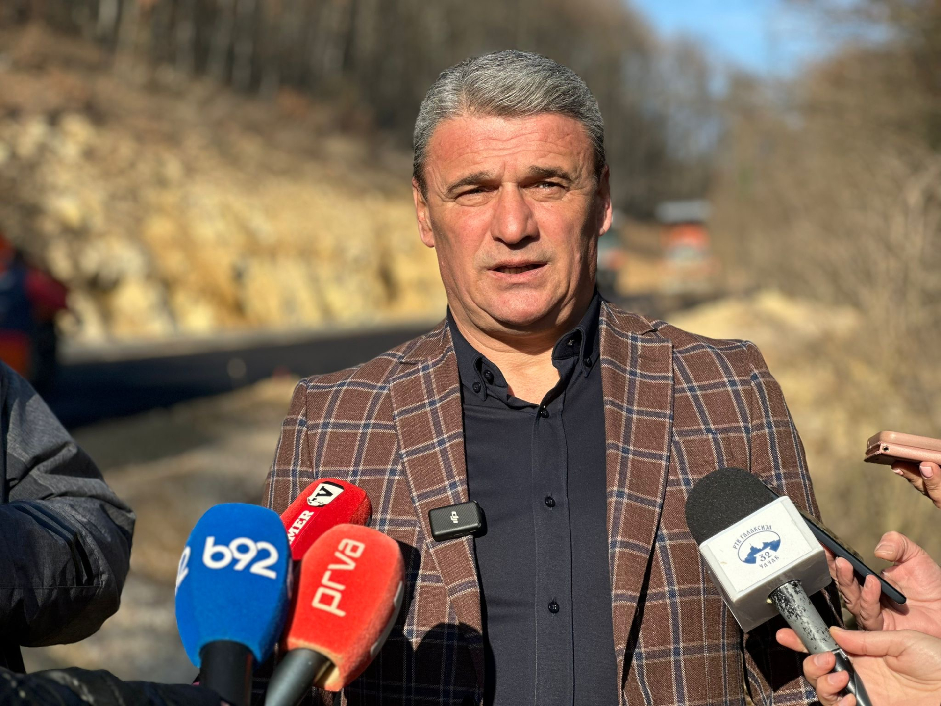 Sela su nam oživela, mladi se vraćaju: Meštani na Kablaru nakon dugog čekanja konačno dobijaju novi put, povezuje se Ovčar Banja sa staklenim vidikovcem a radovi na asfaltiranju u punom jeku (FOTO)