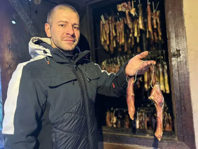 Umesto pršute, slanine i rebaraca Tasići suše šarana: Jovan iz Čačka veran je lepoj i korisnoj porodičnoj tradiciji, čitavo njihovo naselje miriše na dimljenu ribu (FOTO)