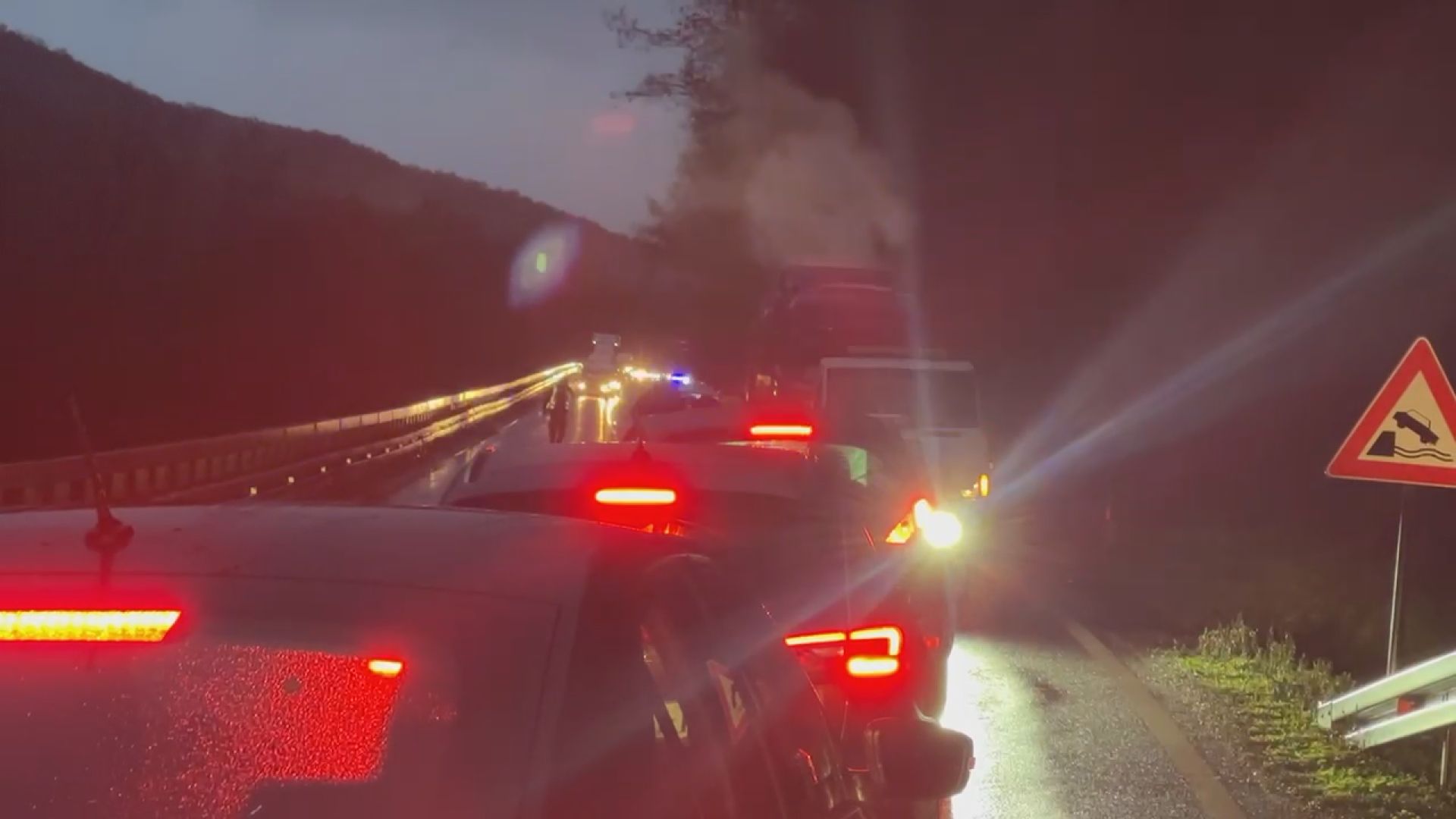 Vozilo u kom su bili otac i sin podletelo pod kamion: Teška nezgoda u Ovčarsko-kablarskoj klisuri, od siline udara sa oba vozila otpali točkovi (FOTO)(VIDEO)