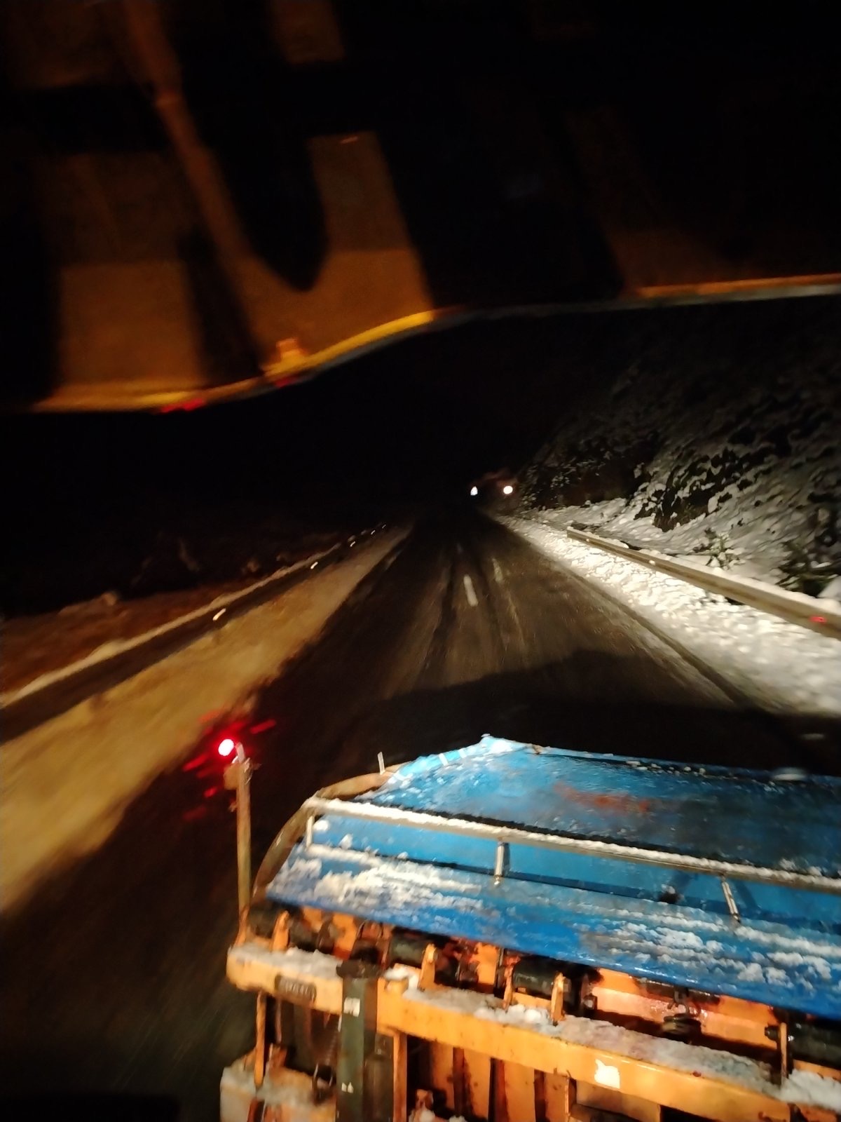 Pola metra snega na planinama Zlatiborskog okruga, putari čitavu noć proveli na terenu:  Svi pravci trenutno prohodni, na nekoliko lokacija zabrana saobraćaja za kamione (FOTO)