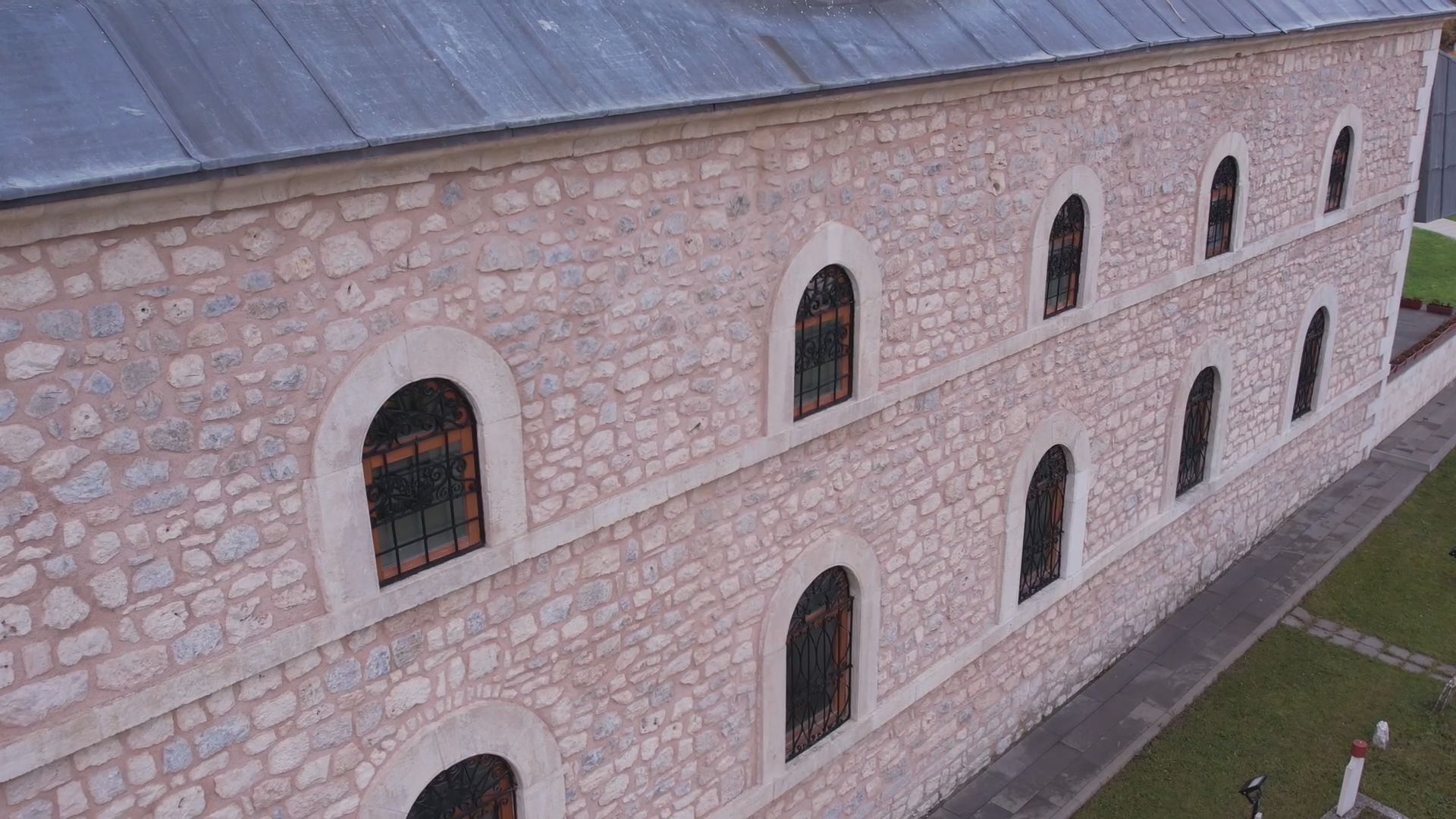 Ovo je jedina carska džamija u Srbiji, izgradjena od belog kamena: Specifična po svojoj veličini i lepoti i danas je simbol Sjenice (FOTO)