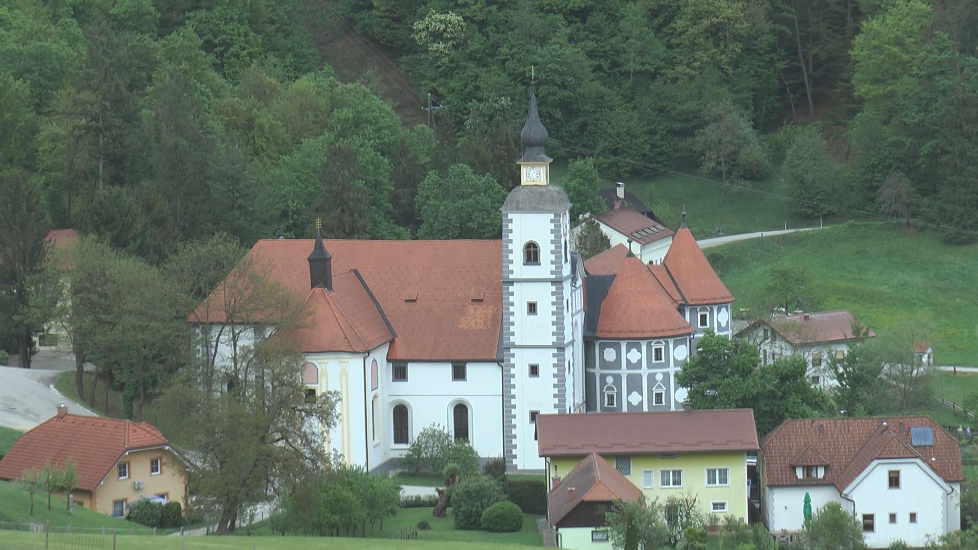 Jeleni vam jedu iz ruke, toliko su pitomi da sve deluje kao bajka: Ovo je nestvarno imanje u selu Olimje u Sloveniji, Jelenov greben godinama je prava turistička atrakcija (FOTO)