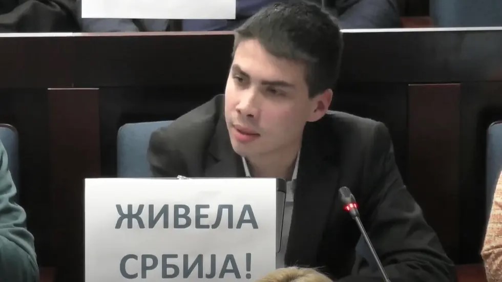 Buran početak Skupštine grada Čačka, sevali transparenti od - ruke su vam krvave do živela Srbija: Žestoka rasprava povela se i oko Miroslava Ilića (FOTO)
