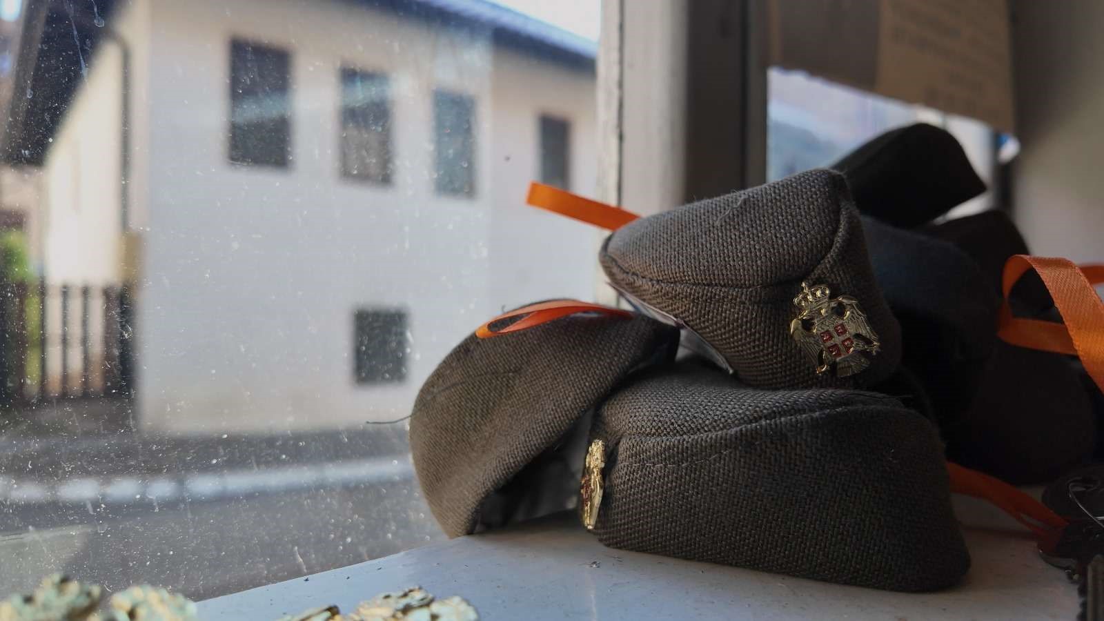 Godine su samo broj  - Deda Đorđe ima 90 godina, a i dalje radi i šije: Njegov kutak u Užicu jedna je od retkih zanatskih radnji koja je preživela pritisak modernih vremena (FOTO)
