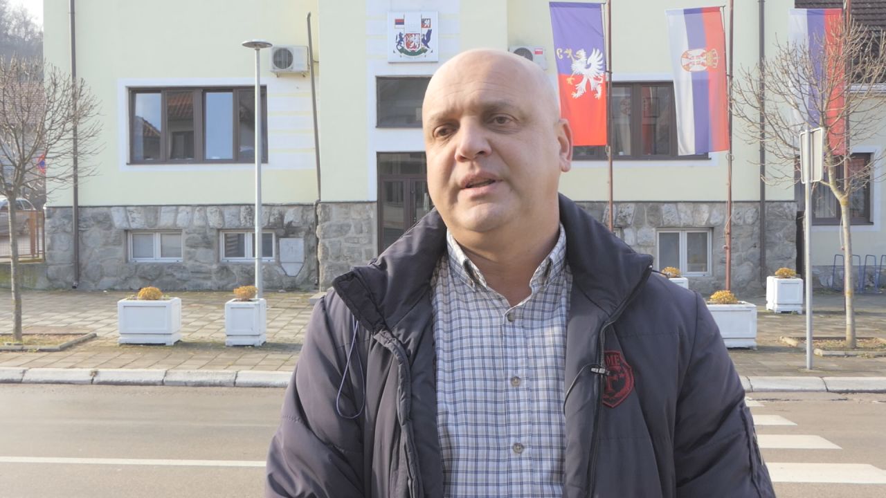 Gomila smeća lageruje se u Bajinoj Bašti od kad je zatvoreno Duboko, meštani nezadovoljni: Sav otpad iz opštine na zapadu Srbije sada se odvozi u Obrenovac (FOTO)(VIDEО)