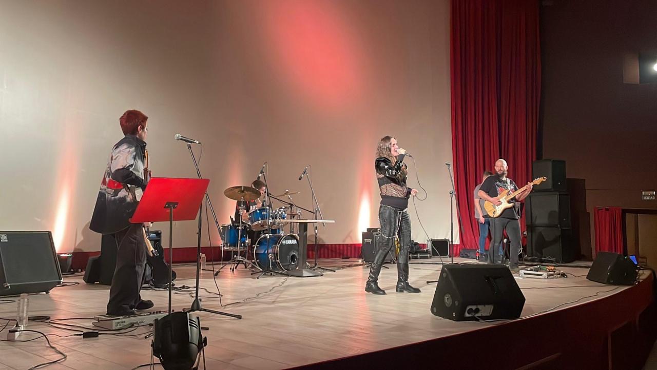 Spektakularan rok Koncert Bixi i Sorabi Benda u Bioskopu Kruševac: Veče puno energije, strasti i nezaboravnih hitova (FOTO)