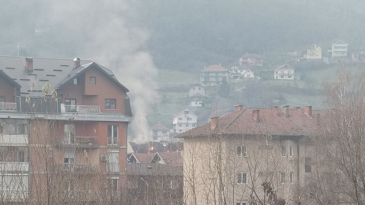 Požar na stambenoj zgradi u Priboju / foto: RINA