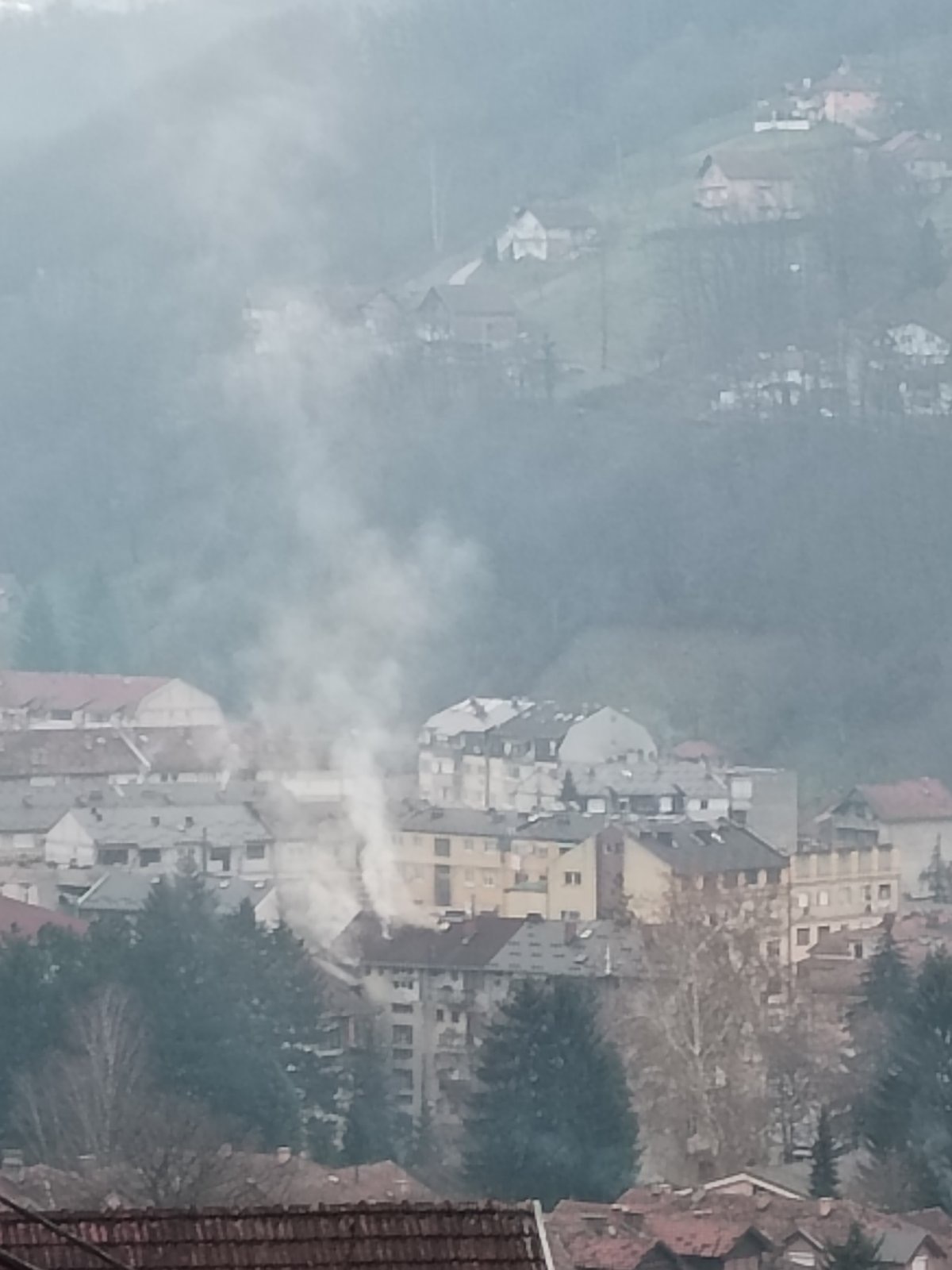 Haos u Priboju, požar izbio u stambenoj zgradi: Stanari se uplašili i izleteli napolje, vatrogasci spasioci na terenu (FOTO)