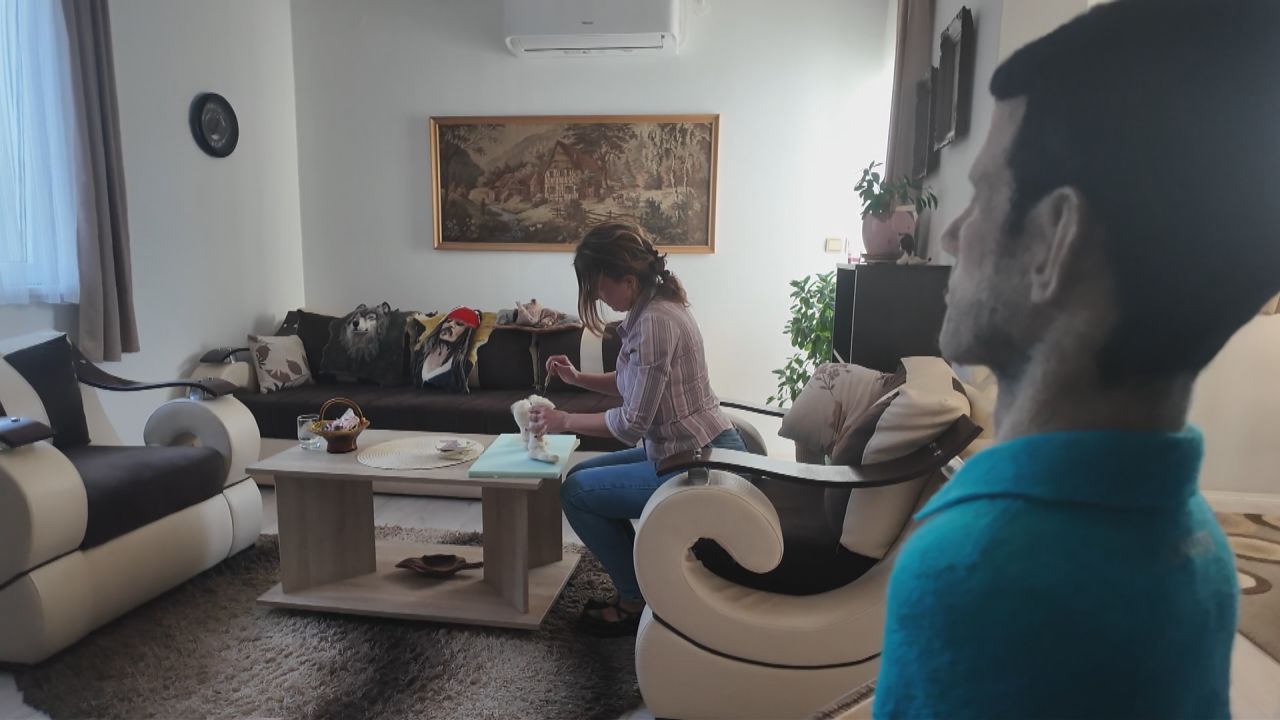 Preko leta radi u vinogradu, a zimi stvara magiju: Jelena iz Šumica kod Smedereva napravila Đokovića od vune, radila puna četiri meseca i potrošila pun džak materijala (FOTO)