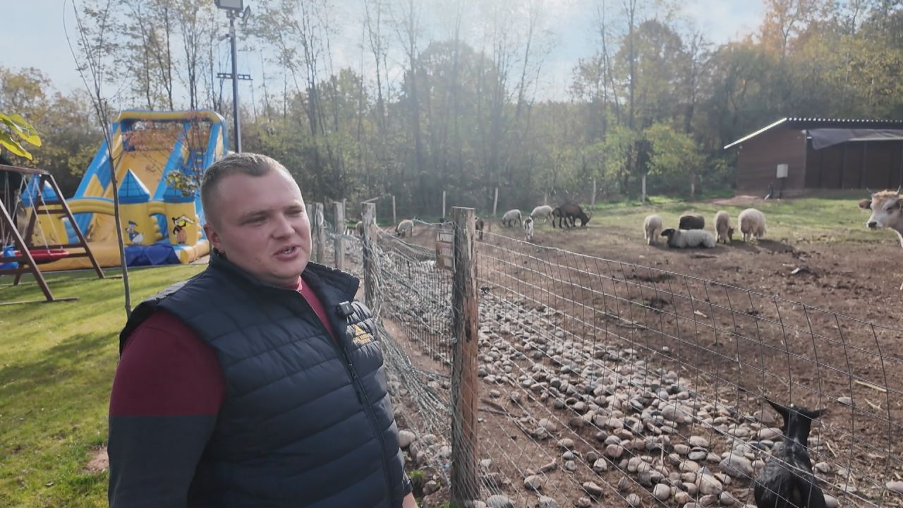 Mleko koje se prodaje u najmanjim bočicama, a litar košta 6.000 dinara: Miloš iz Sisevca je mladi farmer koji ima 40 magarica i retke rase krava, sa porodicom odlučio da ostane na dedovini (FOTO)