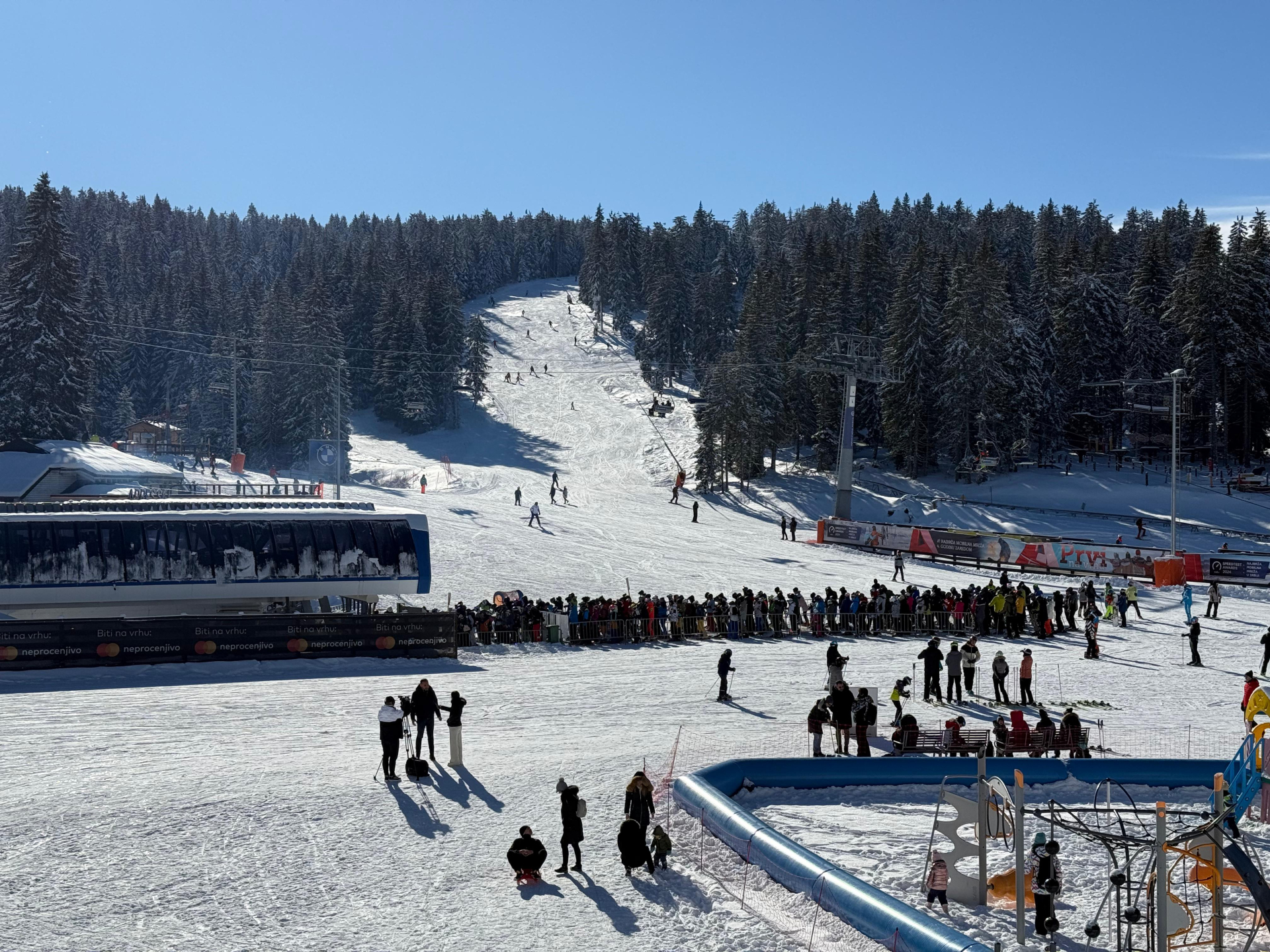 Otvorena ski-sezona na Kopaoniku, cene u kafićima paprene / foto: RINA