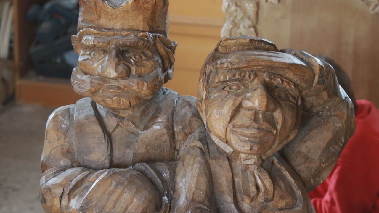 Miladin je drvodelja iz Šljivovice: Napravio skulpturu visoku preko tri metra koju je video čitav svet, a skoro svi Srbi imaju sliku pored nje (FOTO)(VIDEO)