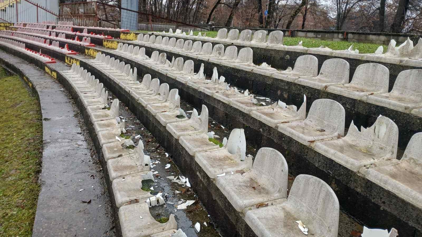 Razvaljeno 168 stolica na stadionu / foto: RINA