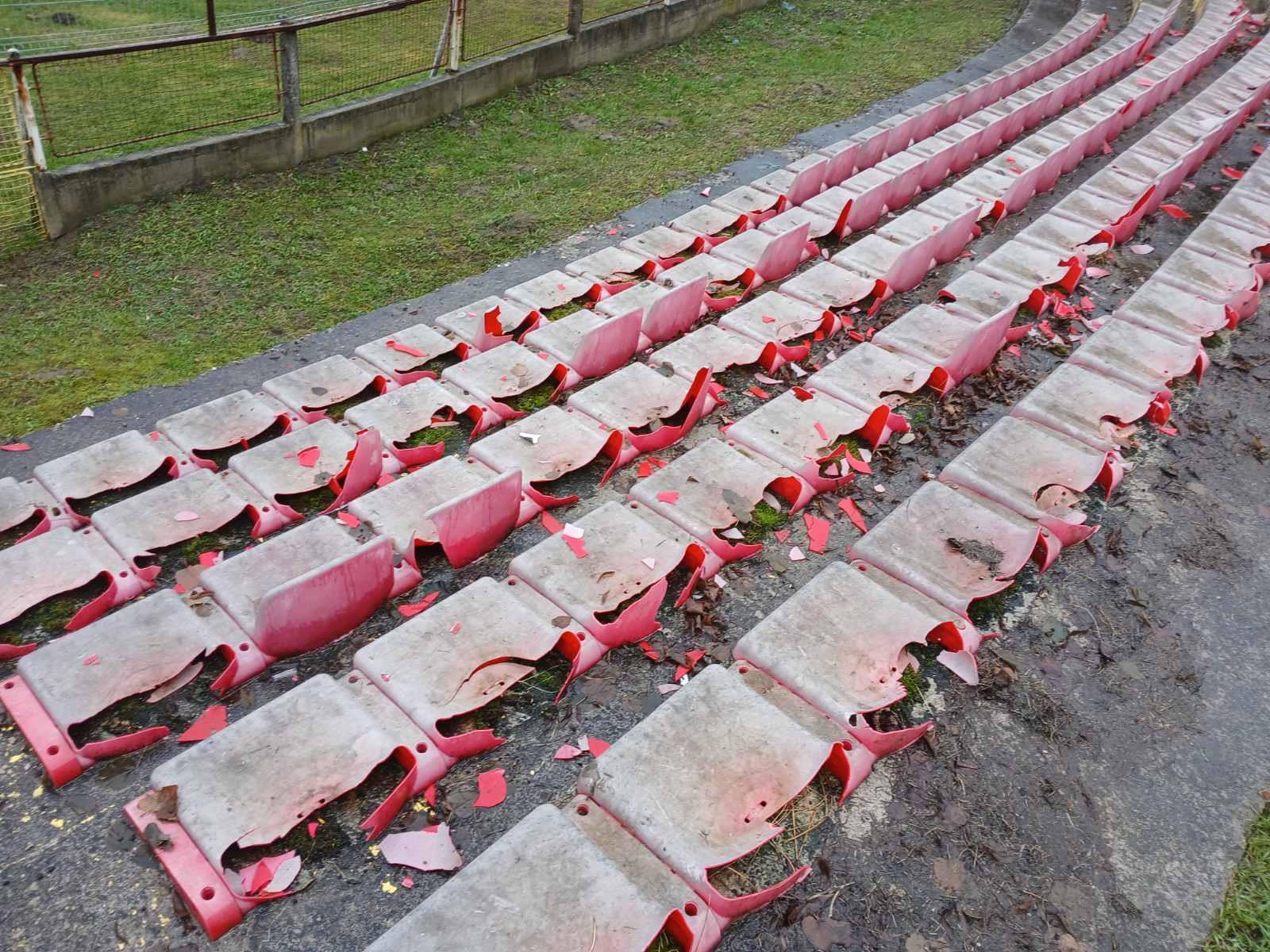 Razvaljeno 168 stolica na stadionu / foto: RINA